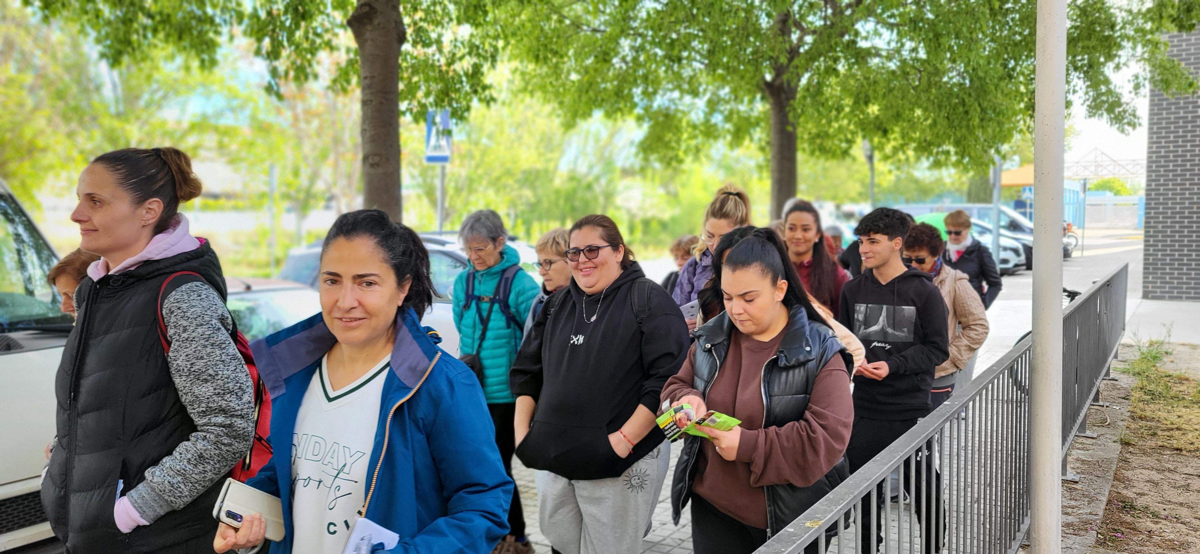 Marcha senderista del Camino de Santiago a su paso por Huesca. Foto Myriam Martínez