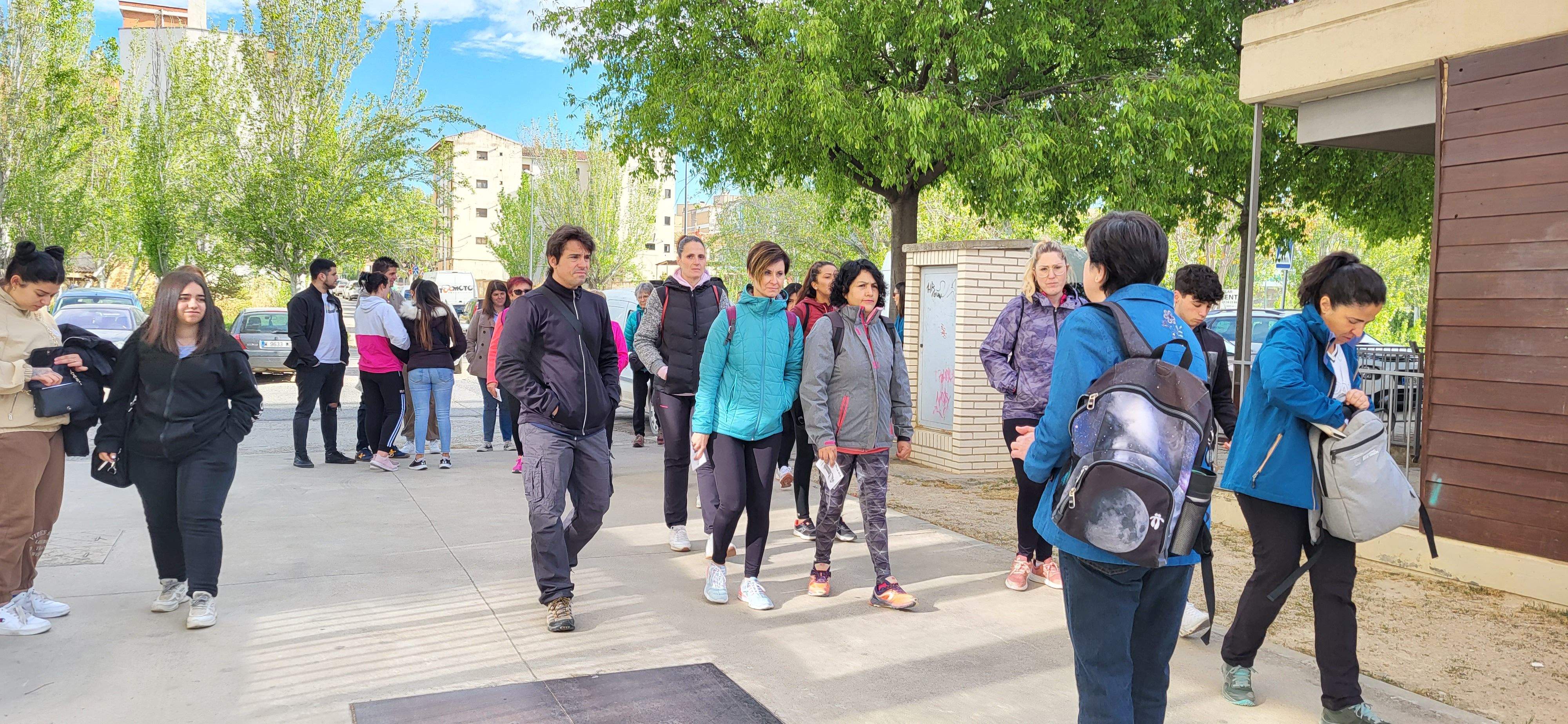 Marcha senderista del Camino de Santiago a su paso por Huesca. Foto Myriam Martínez