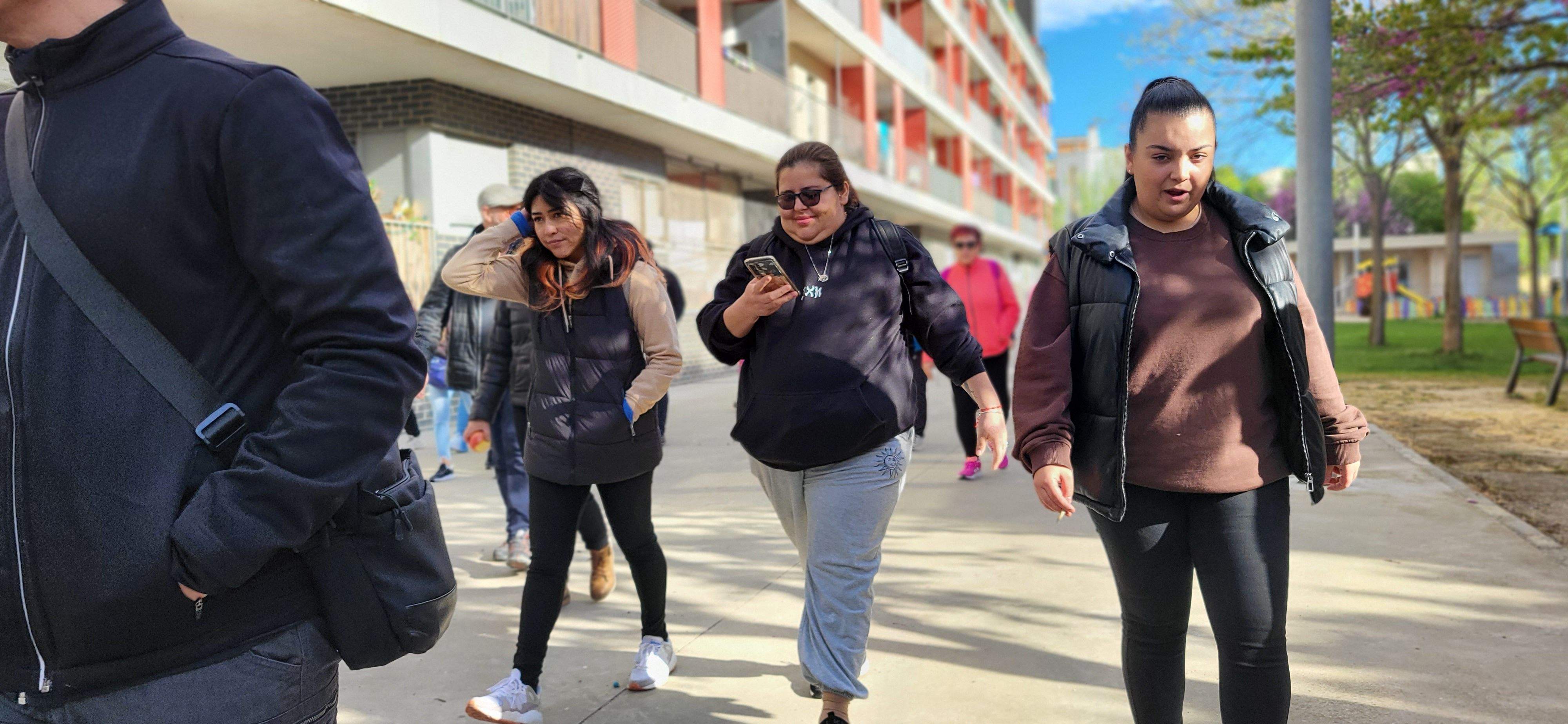 Marcha senderista del Camino de Santiago a su paso por Huesca. Foto Myriam Martínez