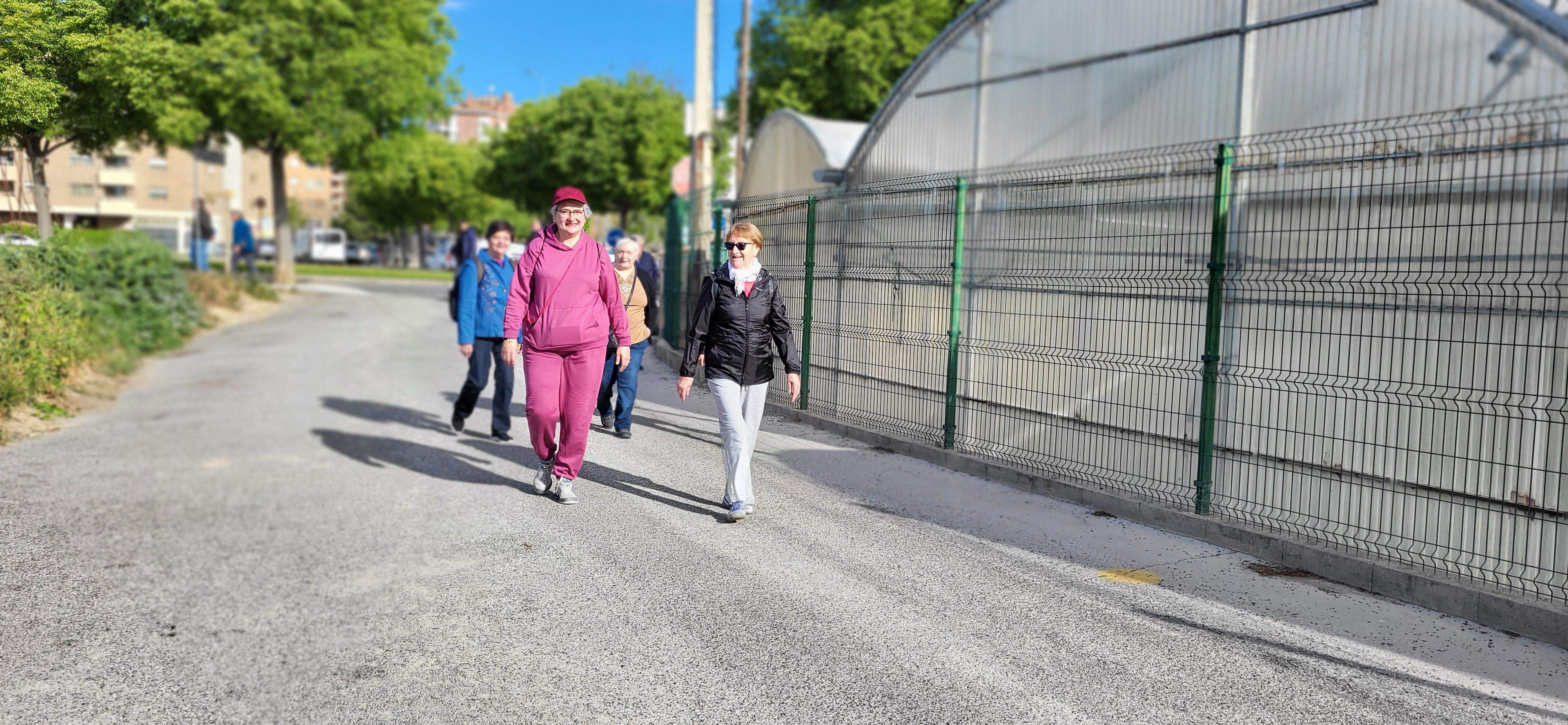 Marcha senderista del Camino de Santiago a su paso por Huesca. Foto Myriam Martínez