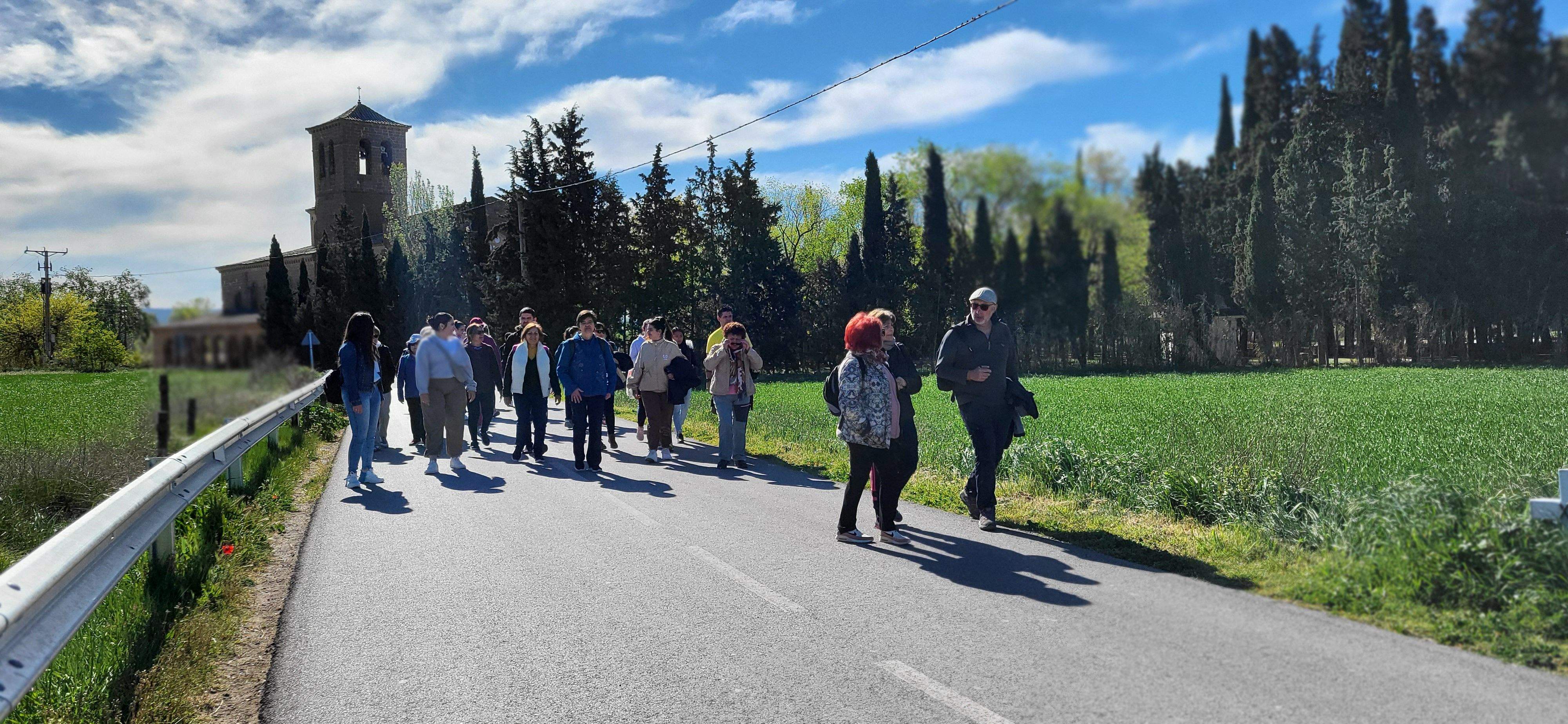 Marcha senderista del Camino de Santiago a su paso por Huesca. Foto Myriam Martínez