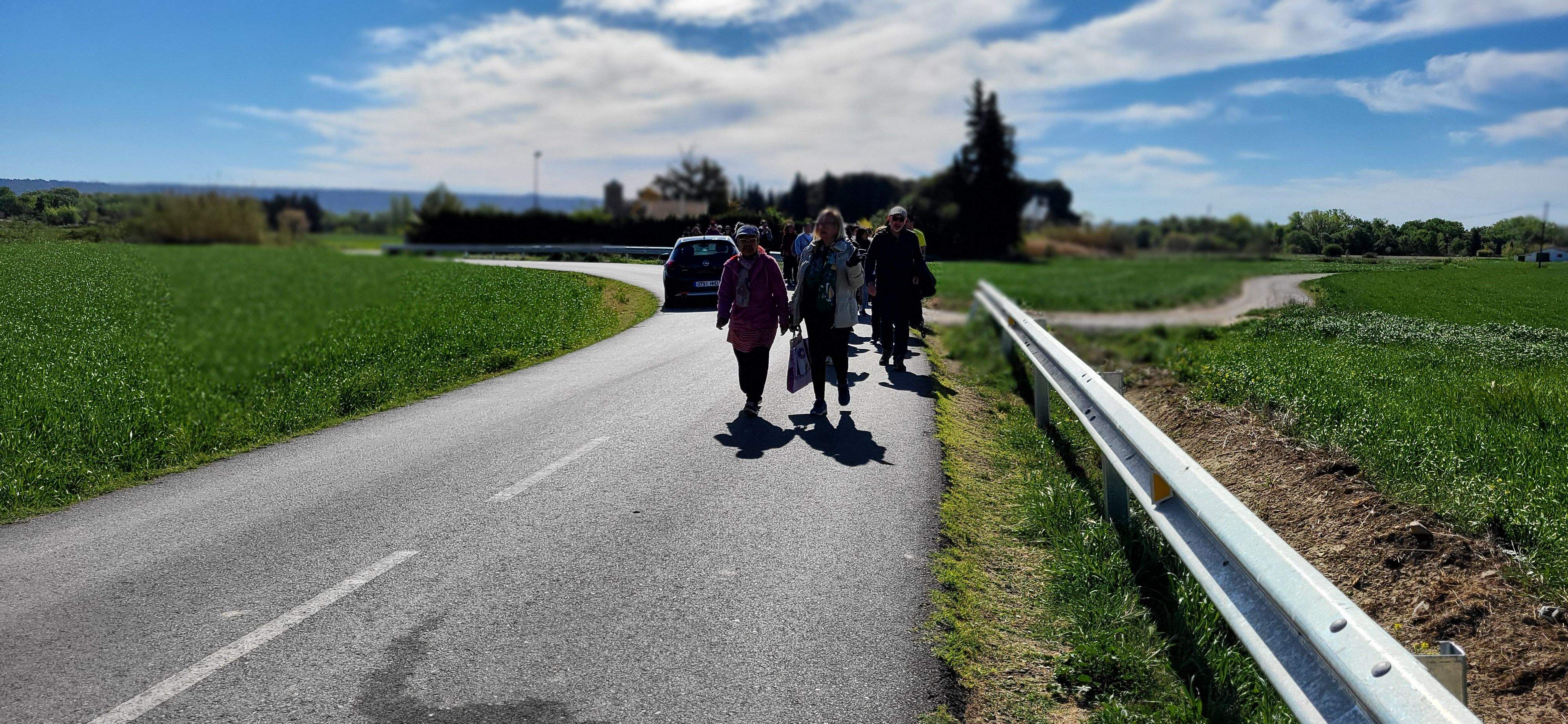 Marcha senderista del Camino de Santiago a su paso por Huesca. Foto Myriam Martínez