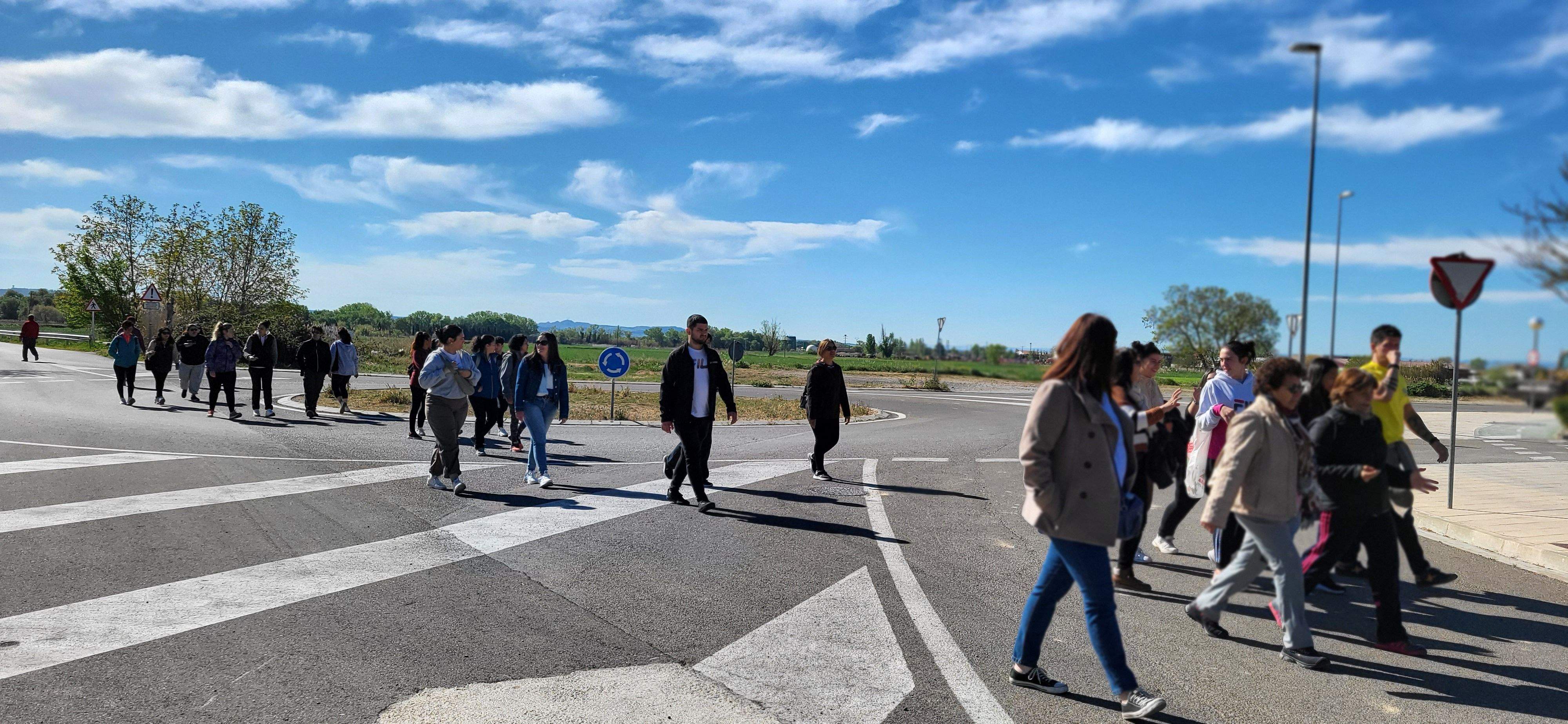 Marcha senderista del Camino de Santiago a su paso por Huesca. Foto Myriam Martínez