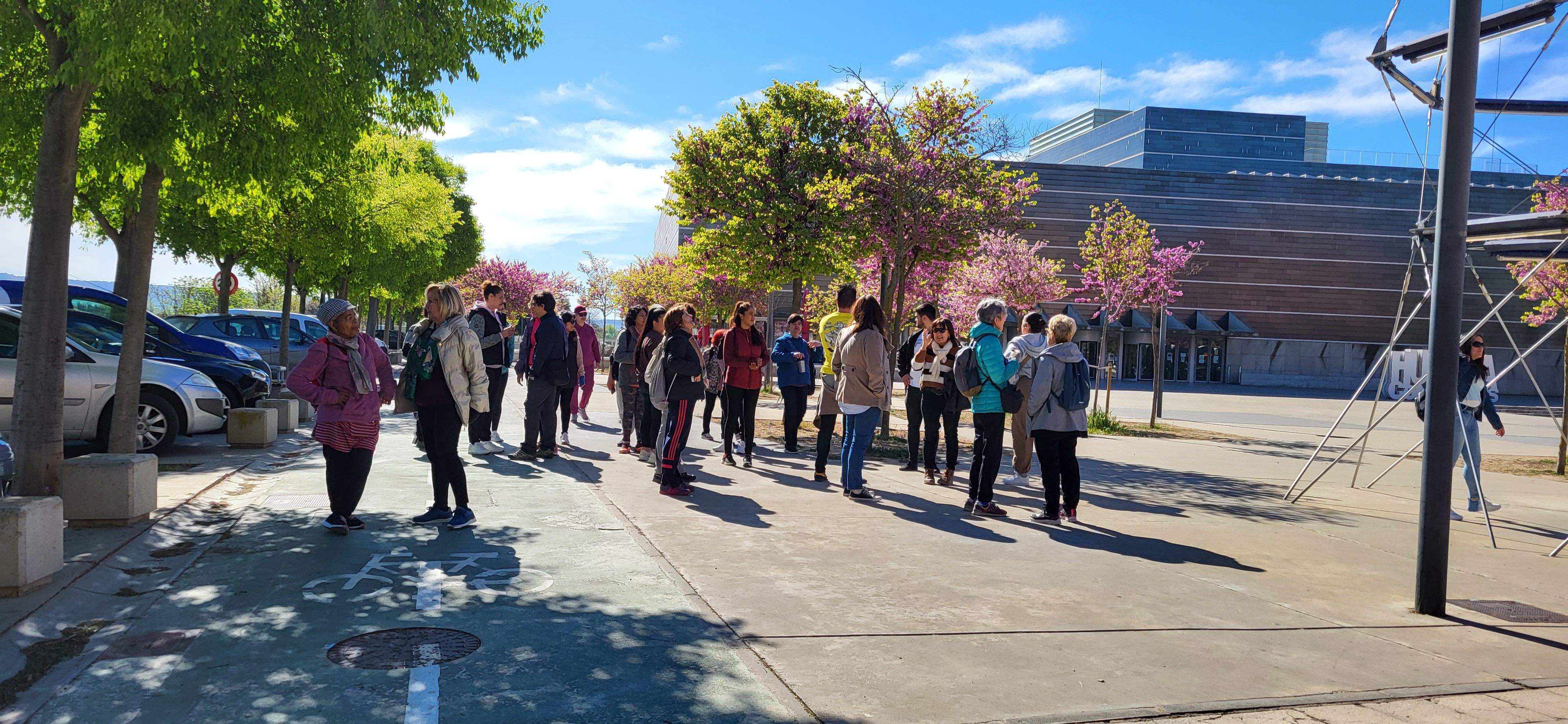 Marcha senderista del Camino de Santiago a su paso por Huesca. Foto Myriam Martínez