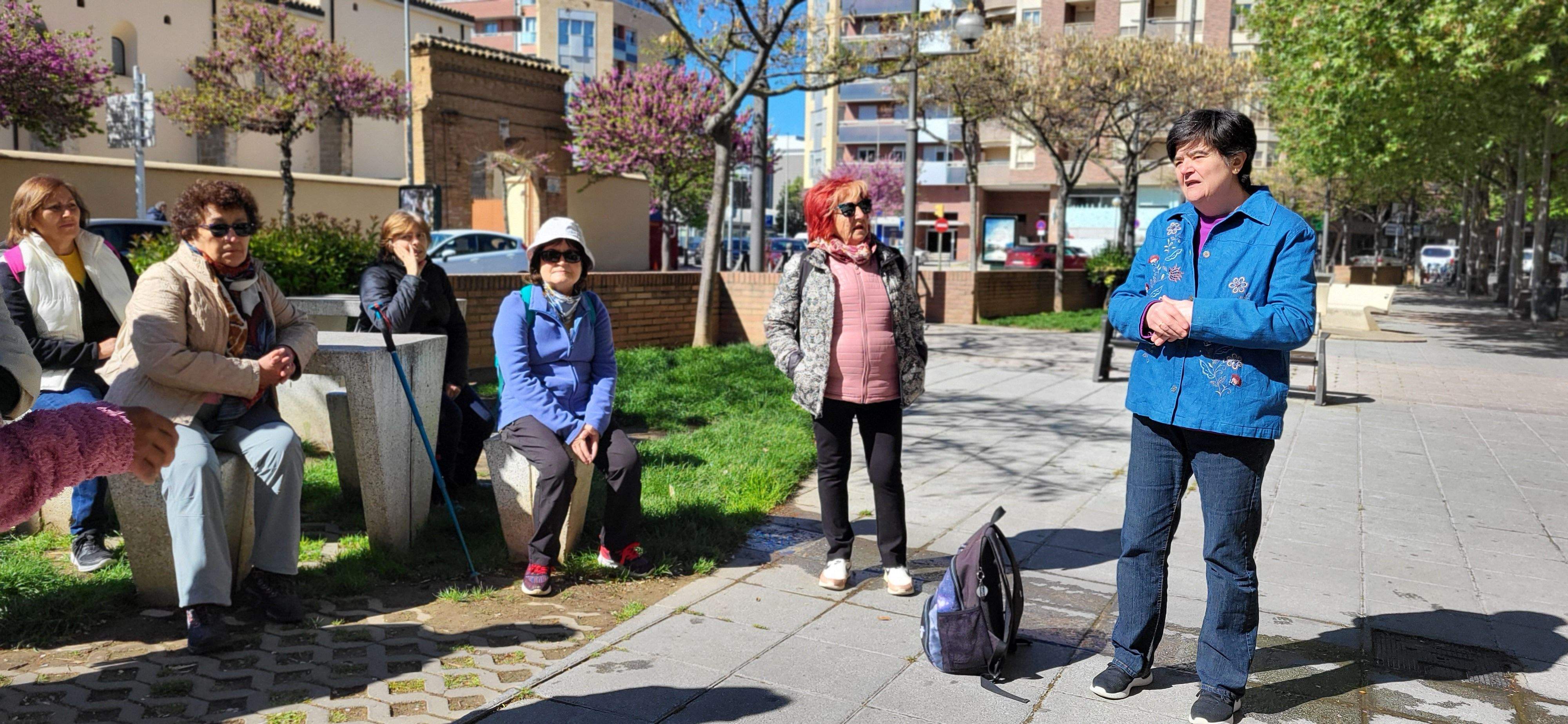 Marcha senderista del Camino de Santiago a su paso por Huesca. Foto Myriam Martínez