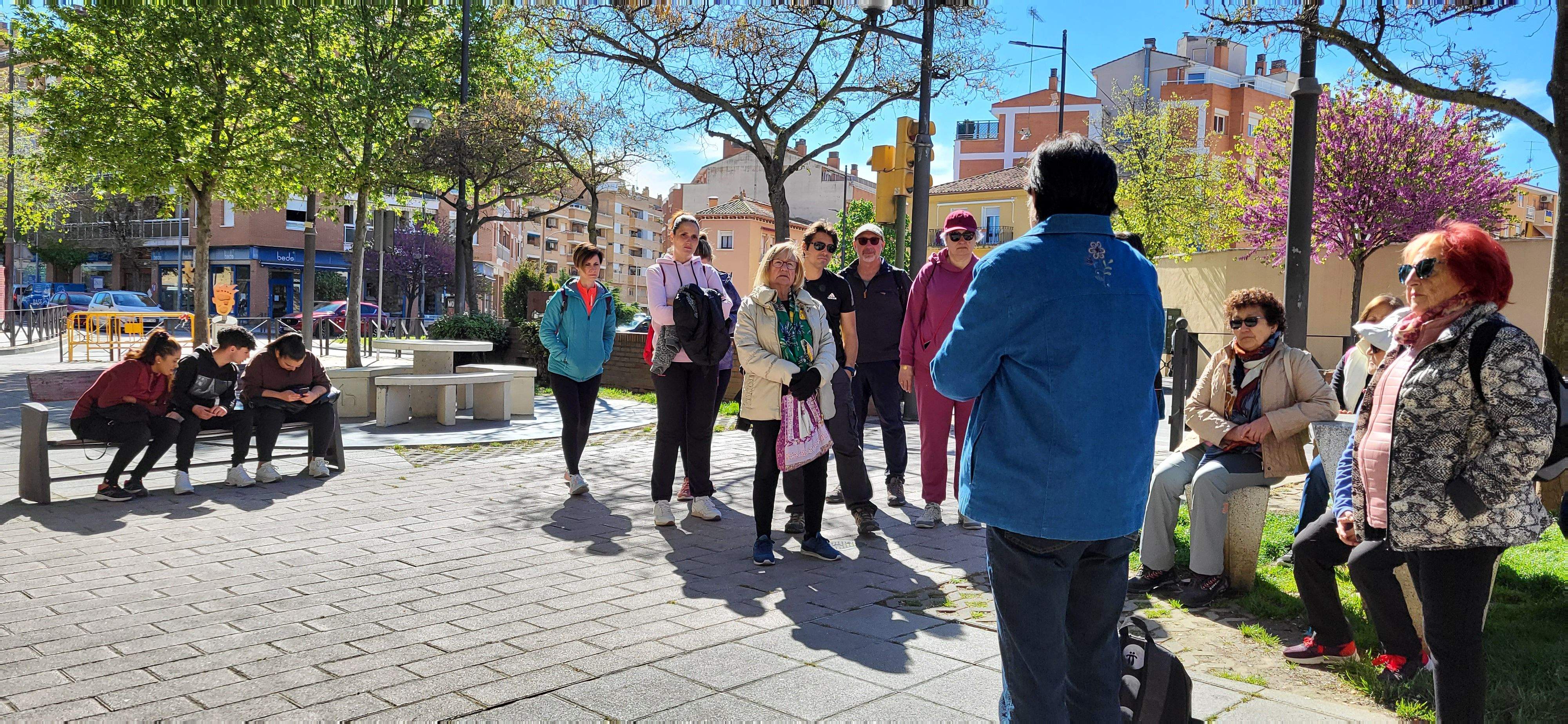 Marcha senderista del Camino de Santiago a su paso por Huesca. Foto Myriam Martínez