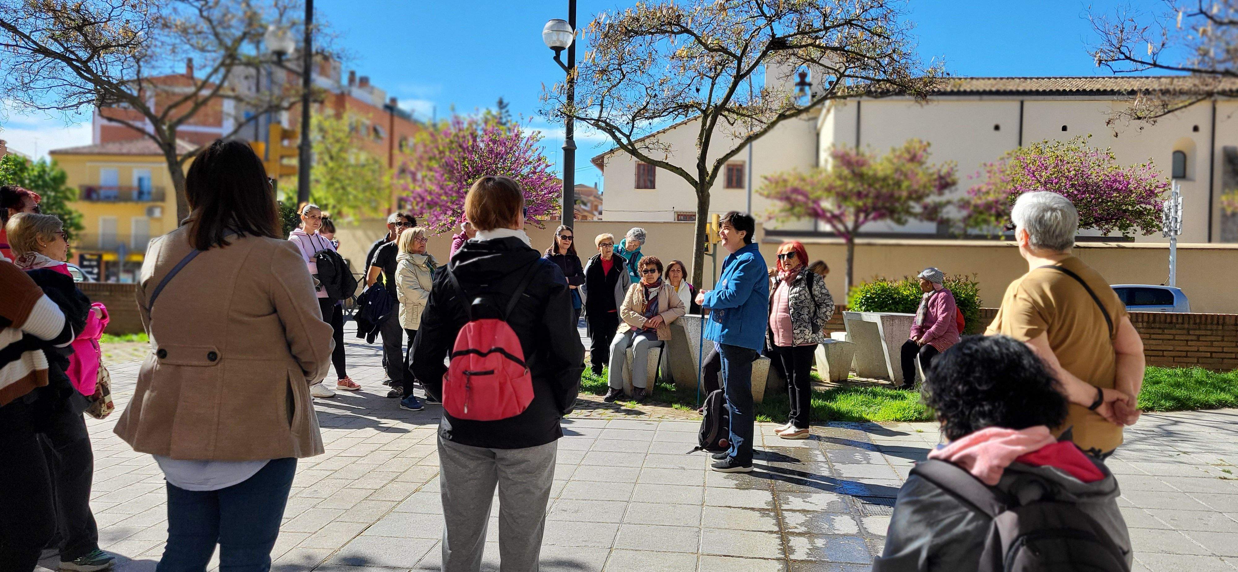 Marcha senderista del Camino de Santiago a su paso por Huesca. Foto Myriam Martínez
