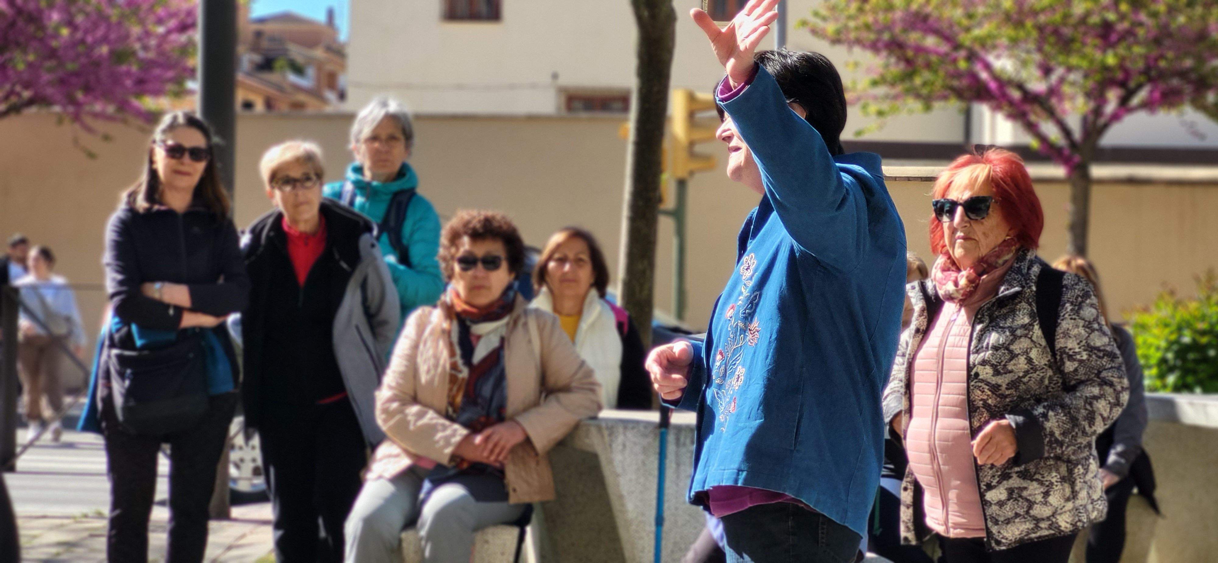 Marcha senderista del Camino de Santiago a su paso por Huesca. Foto Myriam Martínez