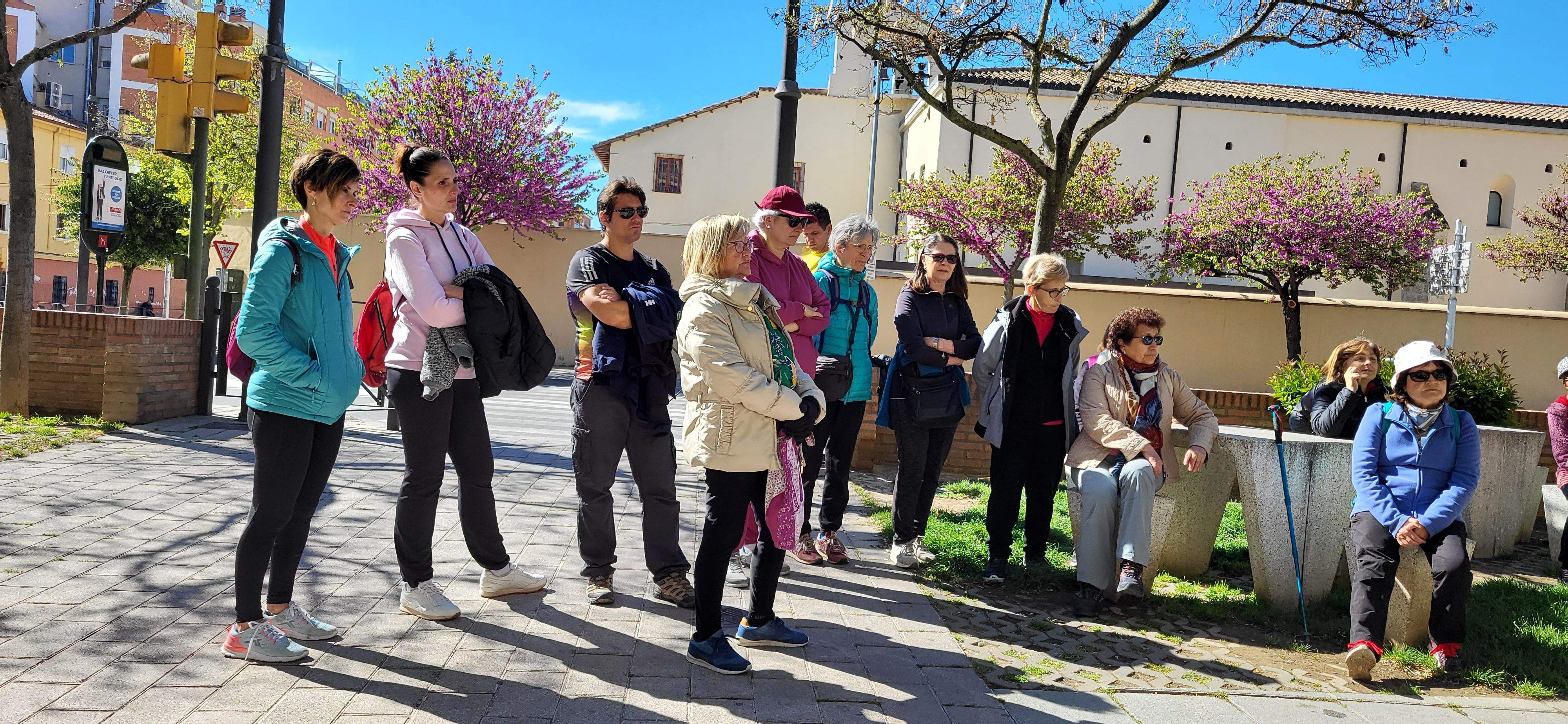 Marcha senderista del Camino de Santiago a su paso por Huesca. Foto Myriam Martínez