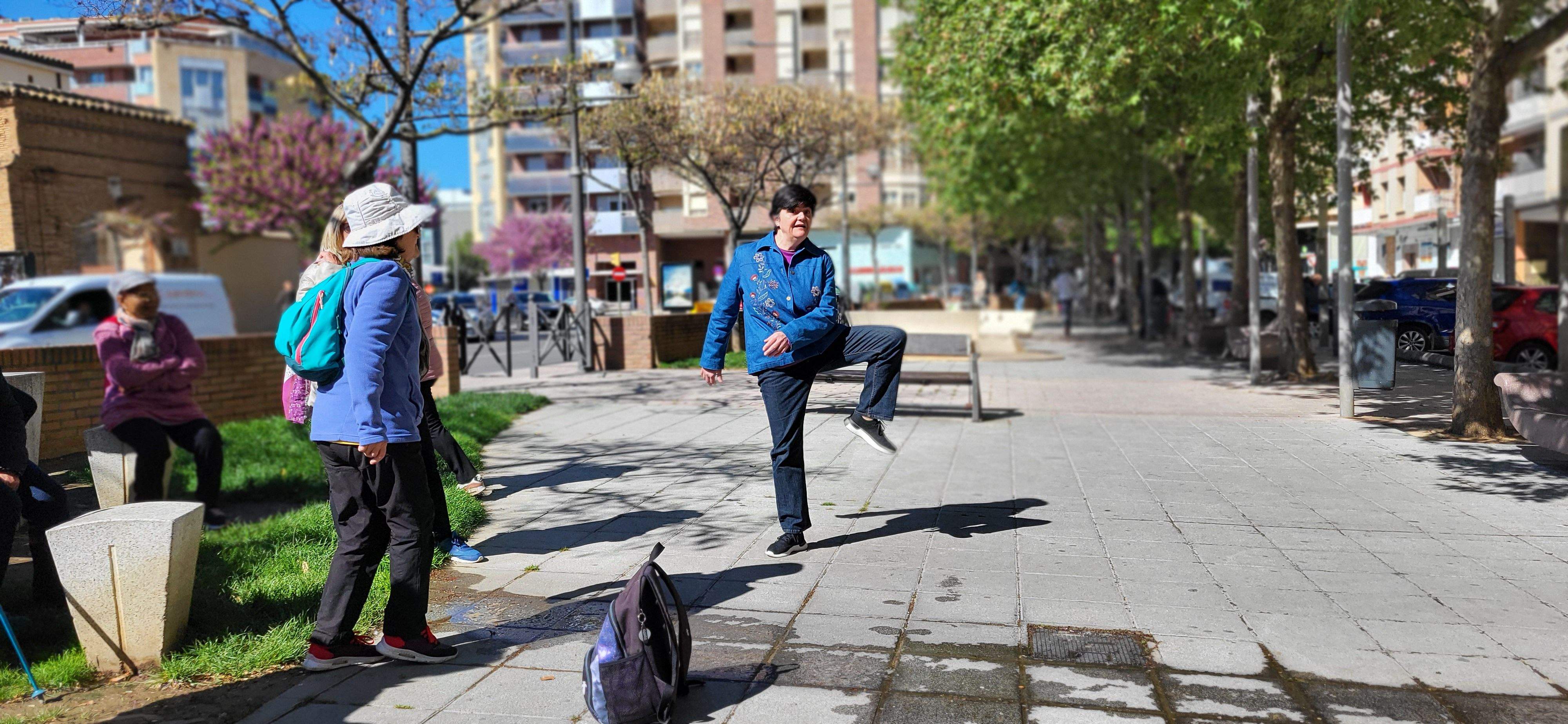 Marcha senderista del Camino de Santiago a su paso por Huesca. Foto Myriam Martínez