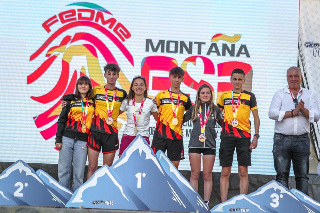 Carrodilla Cabestre, de blanco y con la medalla de oro colgada del cuello, sonríe feliz en el podio. Foto: FEDME