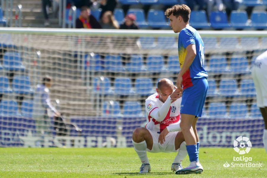 Jérémy Blasco, agachado, se lamenta tras la derrota del Huesca en Andorra. Foto: LaLiga
