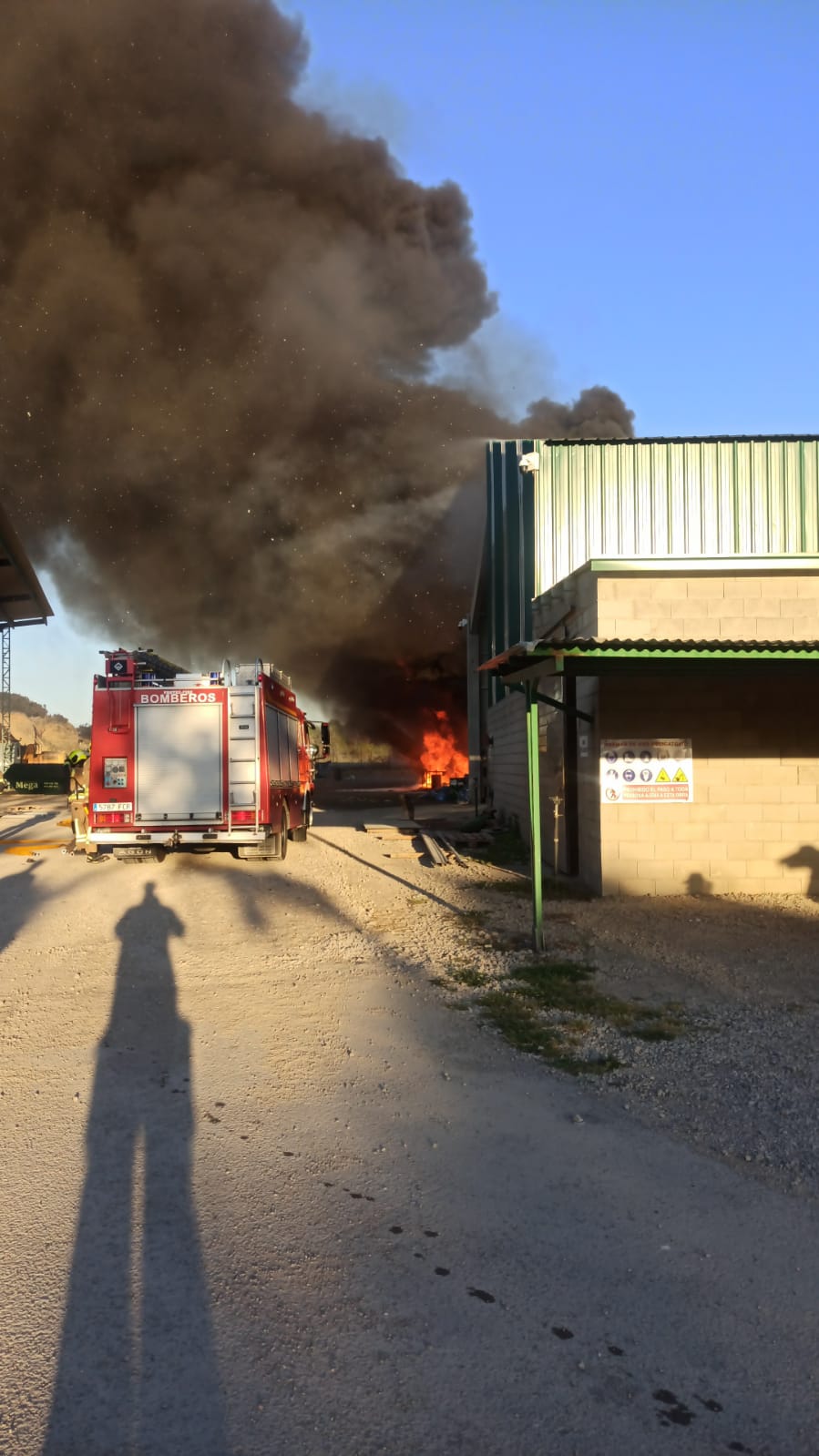 Incendio en una planta de reciclado de una empresa de Monzón 