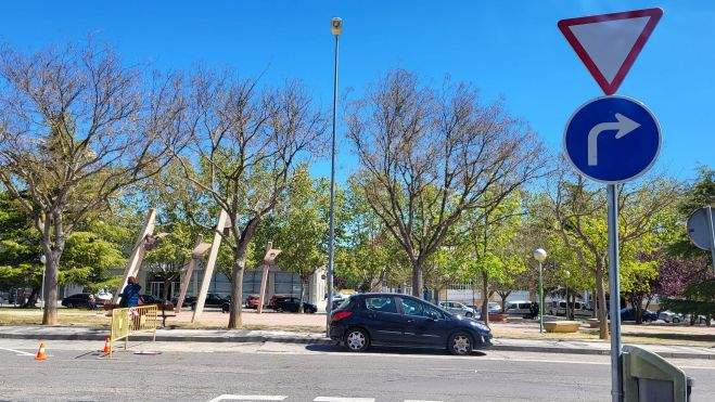 La señalización marca un único sentido de salida desde las calles de los chalés. La señalización marca un único sentido de salida desde las calles de los chalés.