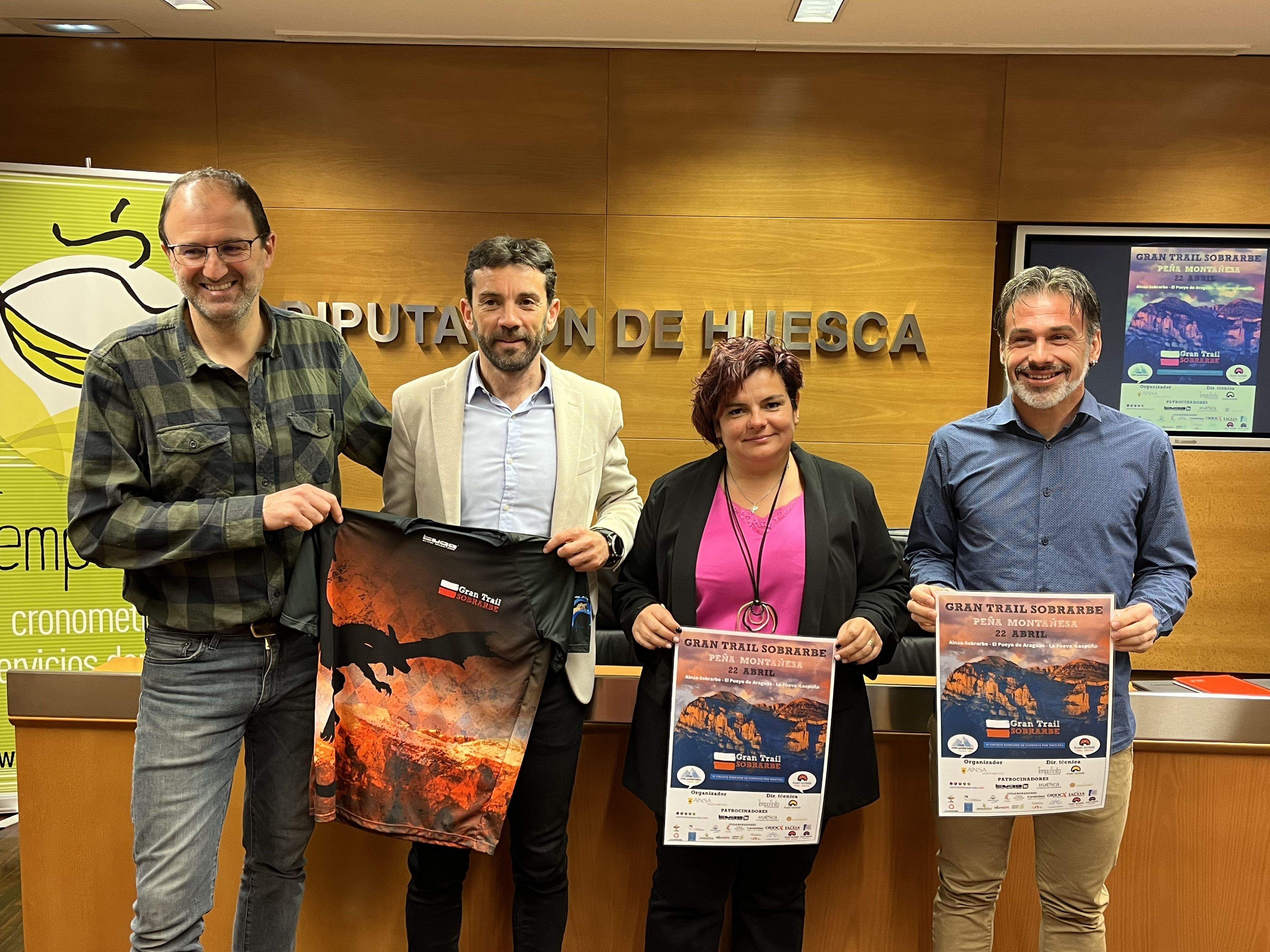 José Luis Bergua, Enrique Pueyo, Sofía Avellanas y Pep Vega en la presentación de la XII Gran Trail Sobrarbe-Peña Montañesa 2023 en la DPH. Foto: Adrián Mora