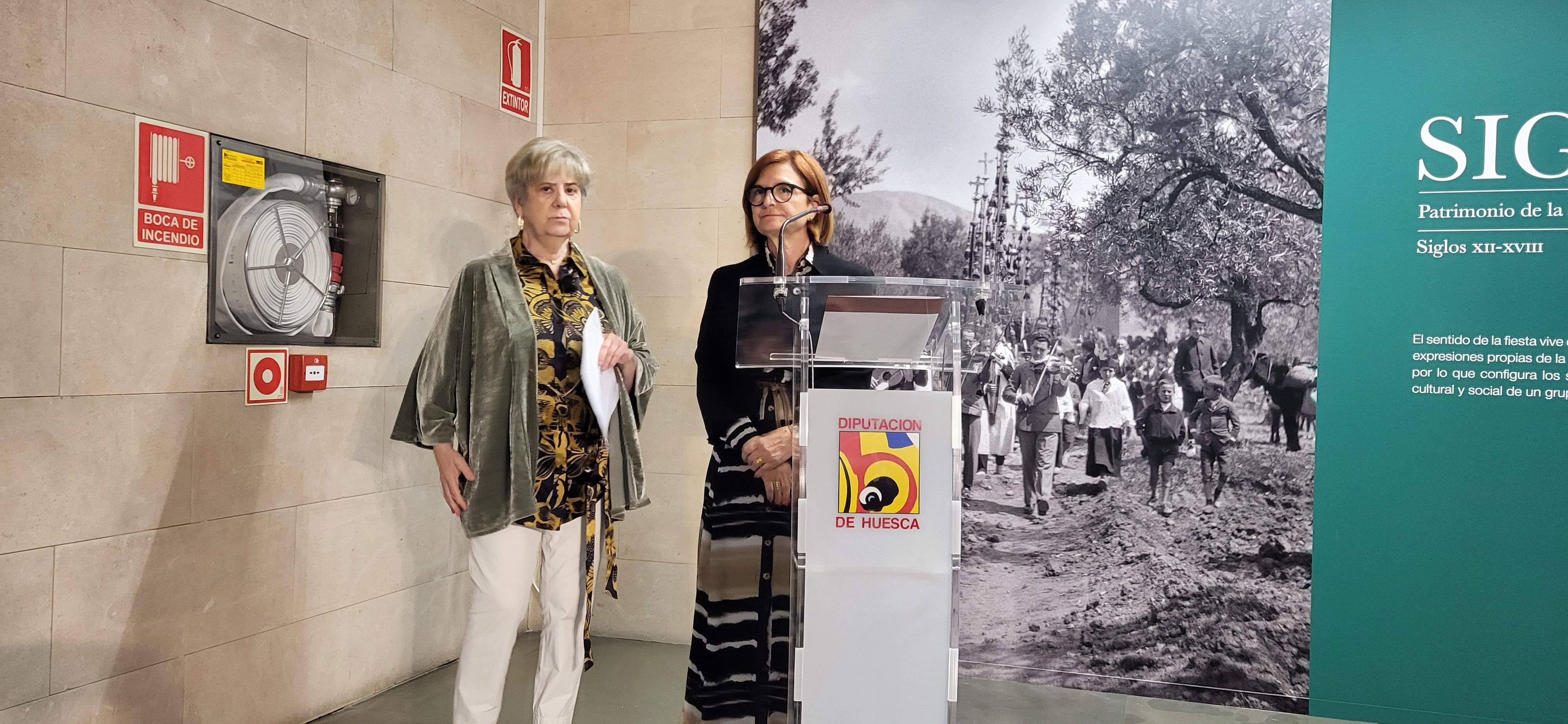 Carmen Morte y Maribel de Pablo, en la exposición Patrimonio de la fiesta y la música en Huesca (Siglos XII al XVIII). Foto Myriam Martínez