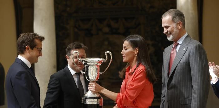 La reina Letizia entrega a los hermanos José Víctor y Javier Alfaro el Premio Nacional