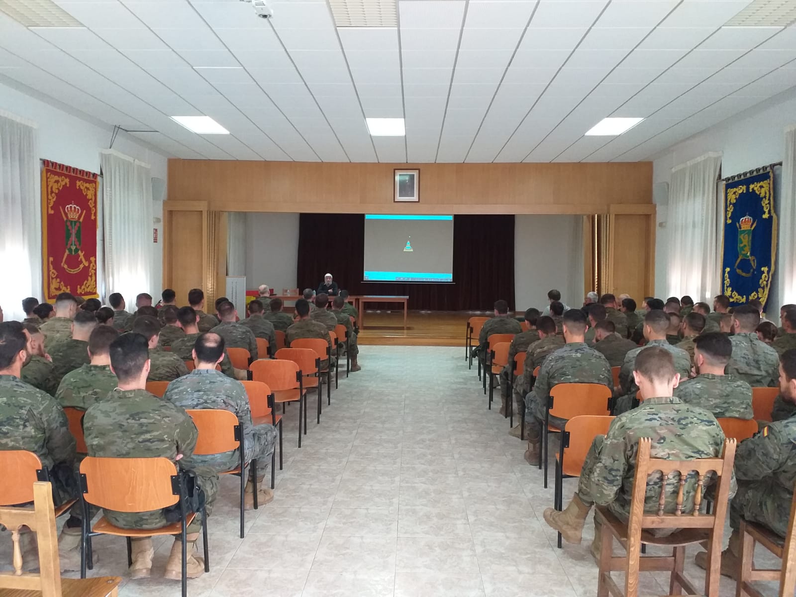 Imagen de la charla ofrecida por clubes deportivos para los militares destinados en el Acuartelamiento Sancho Ramírez.