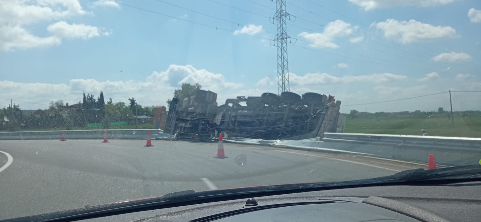 Accidente en la rotonda de la N-240 a la altura del Hotel Montearagón