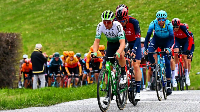 El oscense Fernando Barceló, al frente a un grupo de corredores, este martes en la segunda etapa del Tour de Los Alpes. Foto: fotoreportersirotti