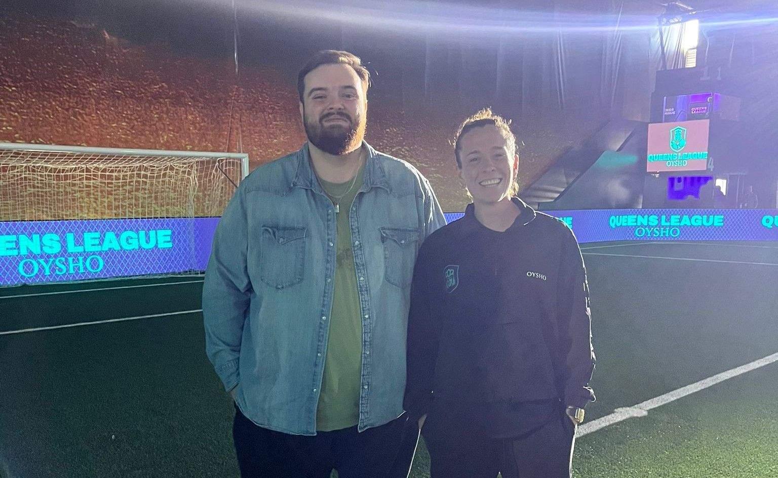 Ibai Llanos y Nuria Mallada posan en el Cupra Arena de Barcelona, lugar donde se disputa la Queens League.
