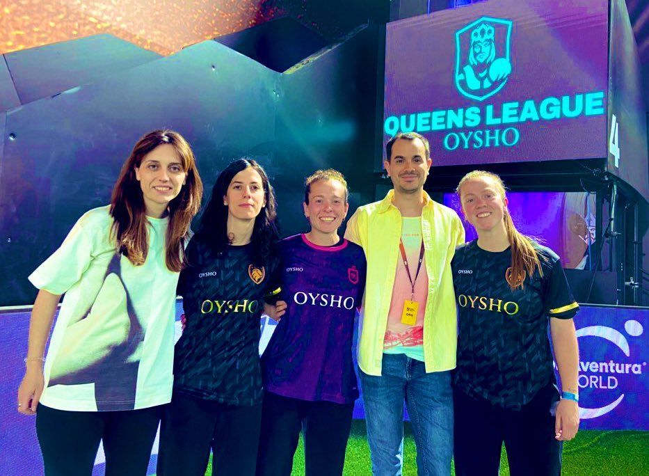 Azucena Garanto, directora del Fútbol Femenino de la SD Huesca y Alberto Lambea, extrabajador del club azulgrana, con las tres exjugadoras del Huesca que participarán en la competición.