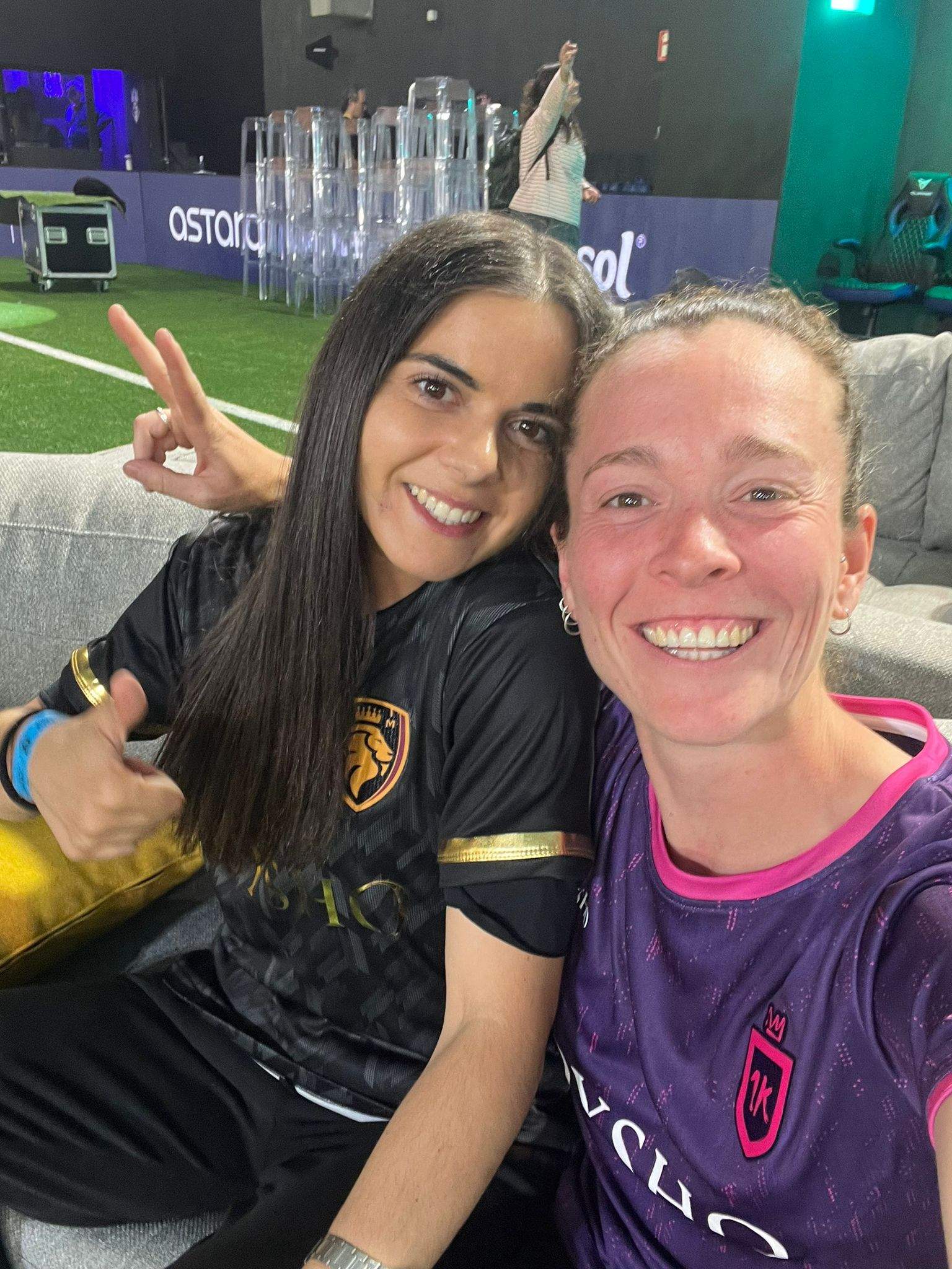 Mallada sonríe junto a una compañera.