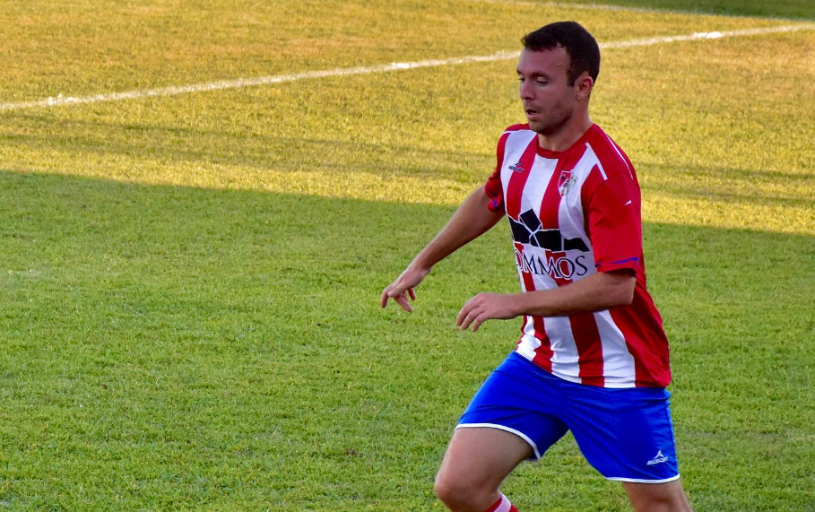 Fernando Arnedillo, jugador de la UD Barbastro. Foto: Adrián Mora