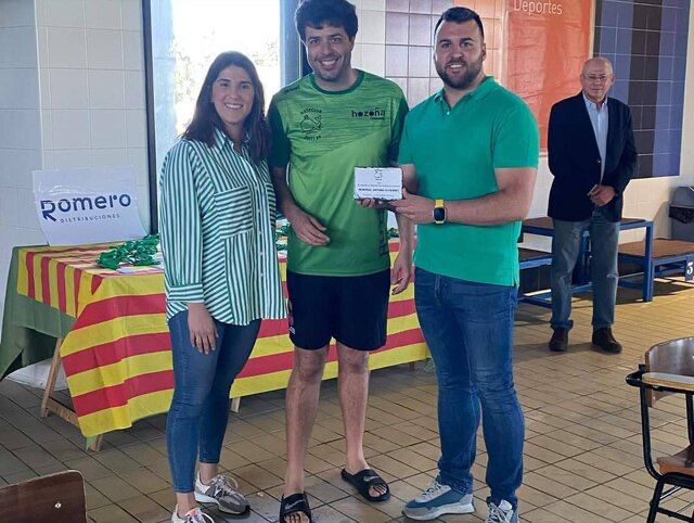 Miriam y Antonio Gutiérrez reciben de Eduardo Generelo el homenaje hacia su padre mediante una placa.