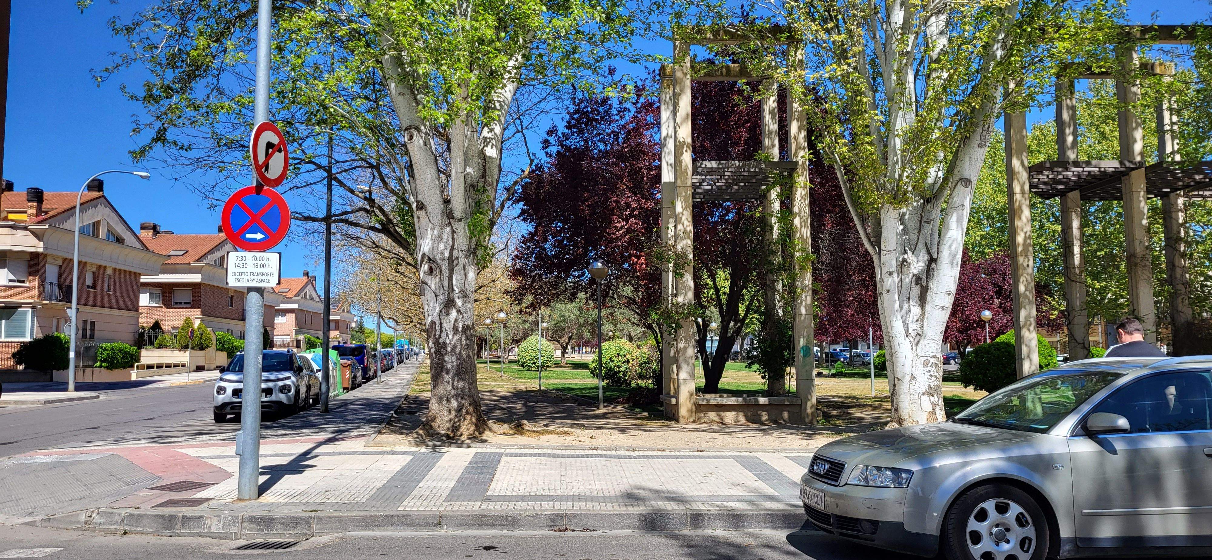 La señal impide girar desde Martínez de Velasco hacia un de los laterales del parque Rafael Andolz.