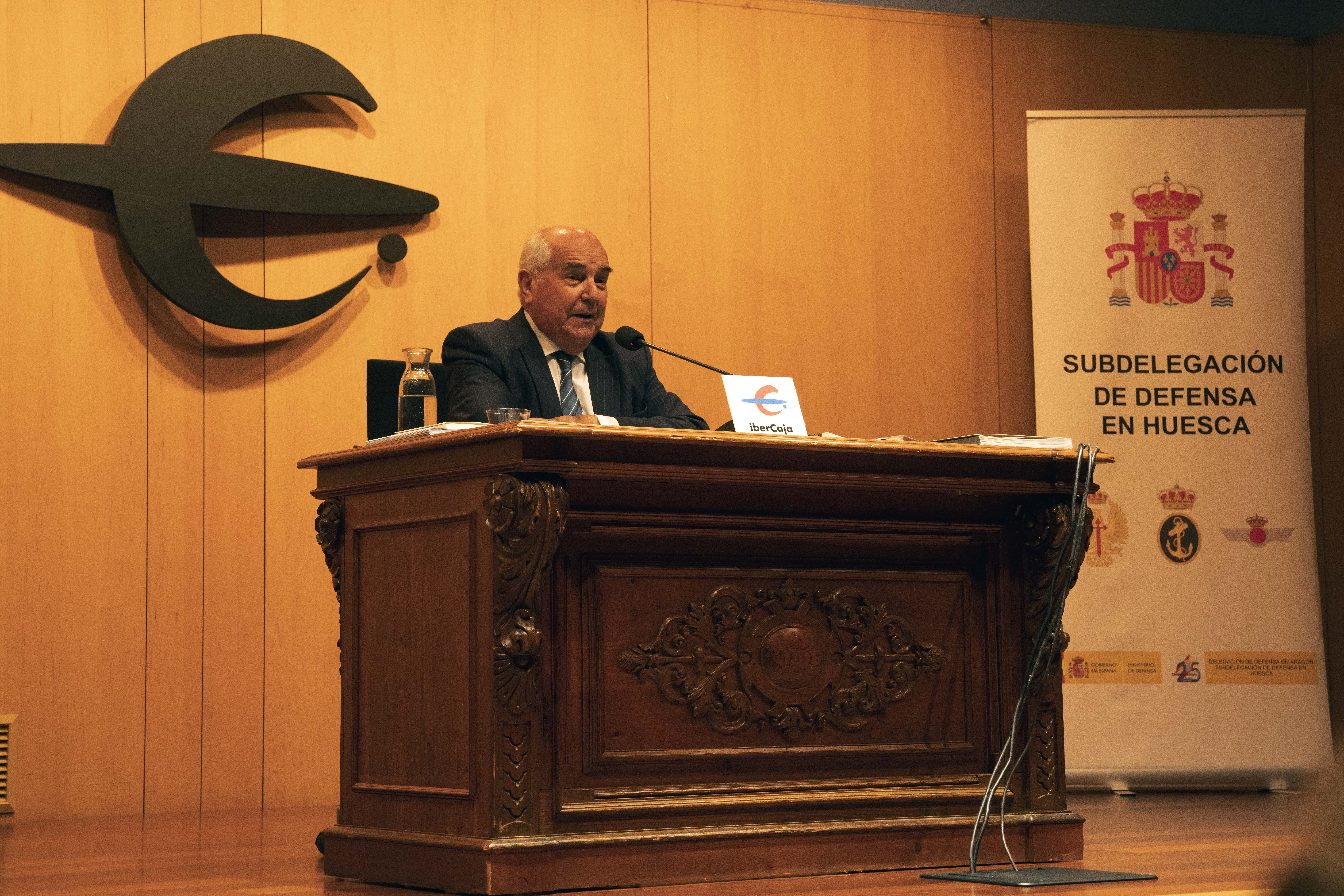 General Luis Alejandre Sintes en su conferencia. Foto José Antonio Terrón