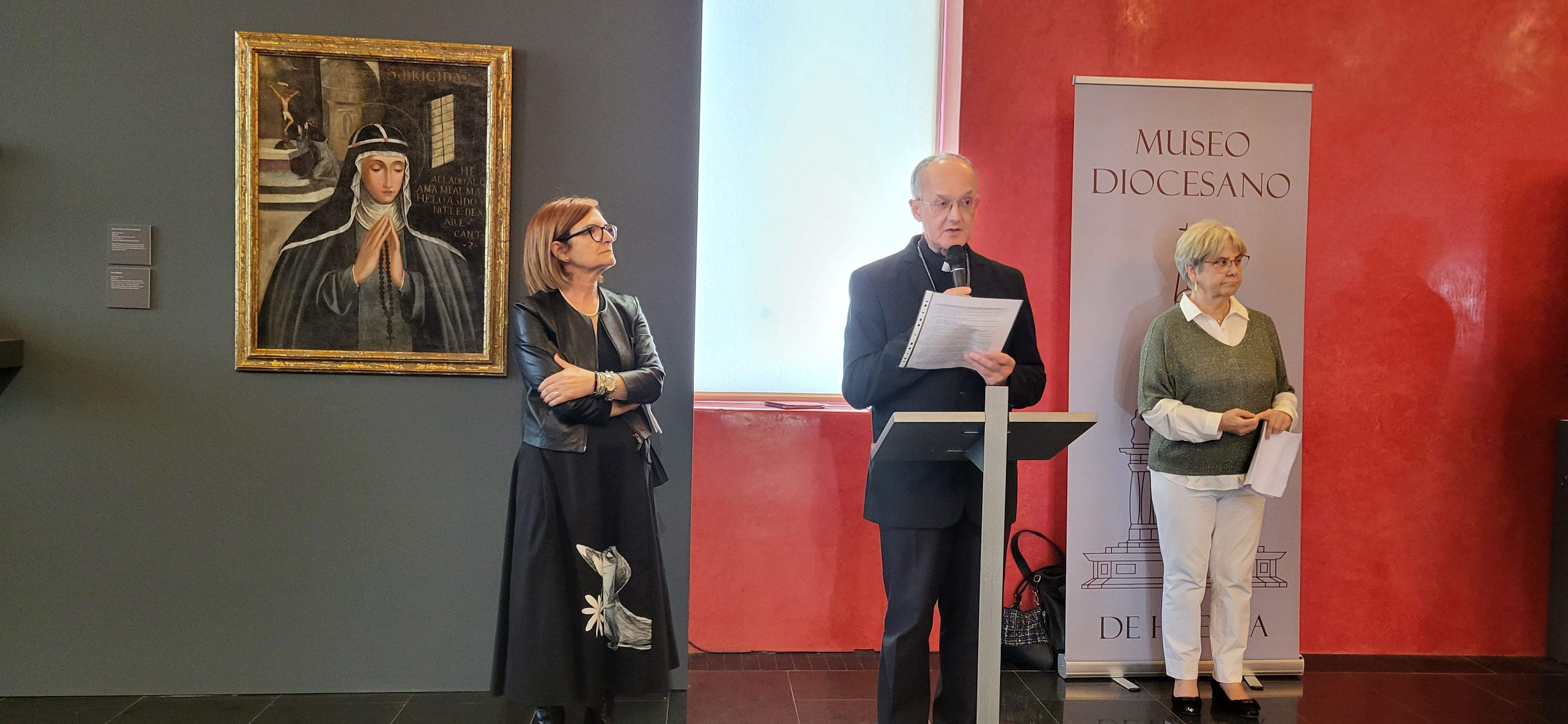 Maribel de Pablo, el obispo Julián Ruiz y la comisaria Carmen Morte. Foto Myriam Martínez