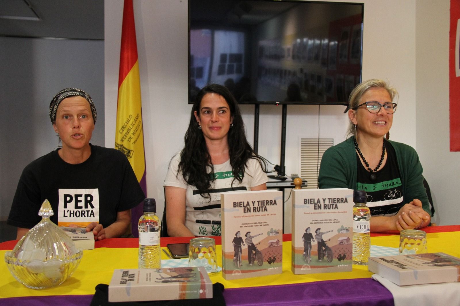 En el centro y a la derecha, Ana Santidrián y Edurne Caballero. Foto Carlos Neofato