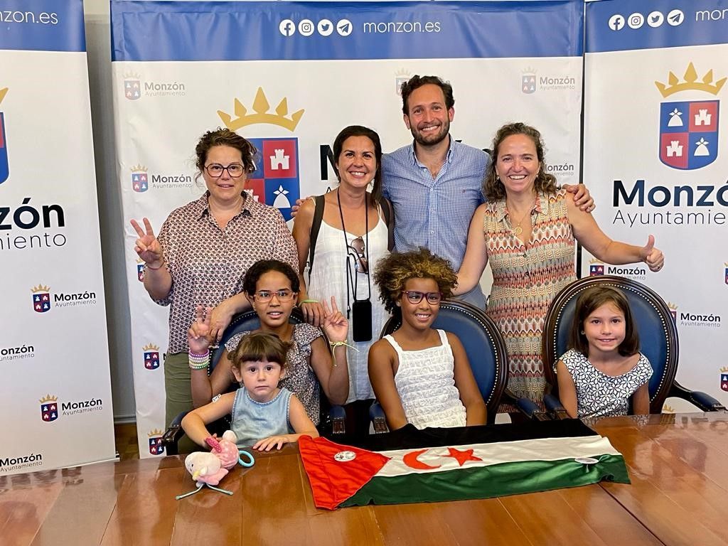 Isaac Claver y Marta Montaner, con las dos niñas y las montisonenses que las han acogido.