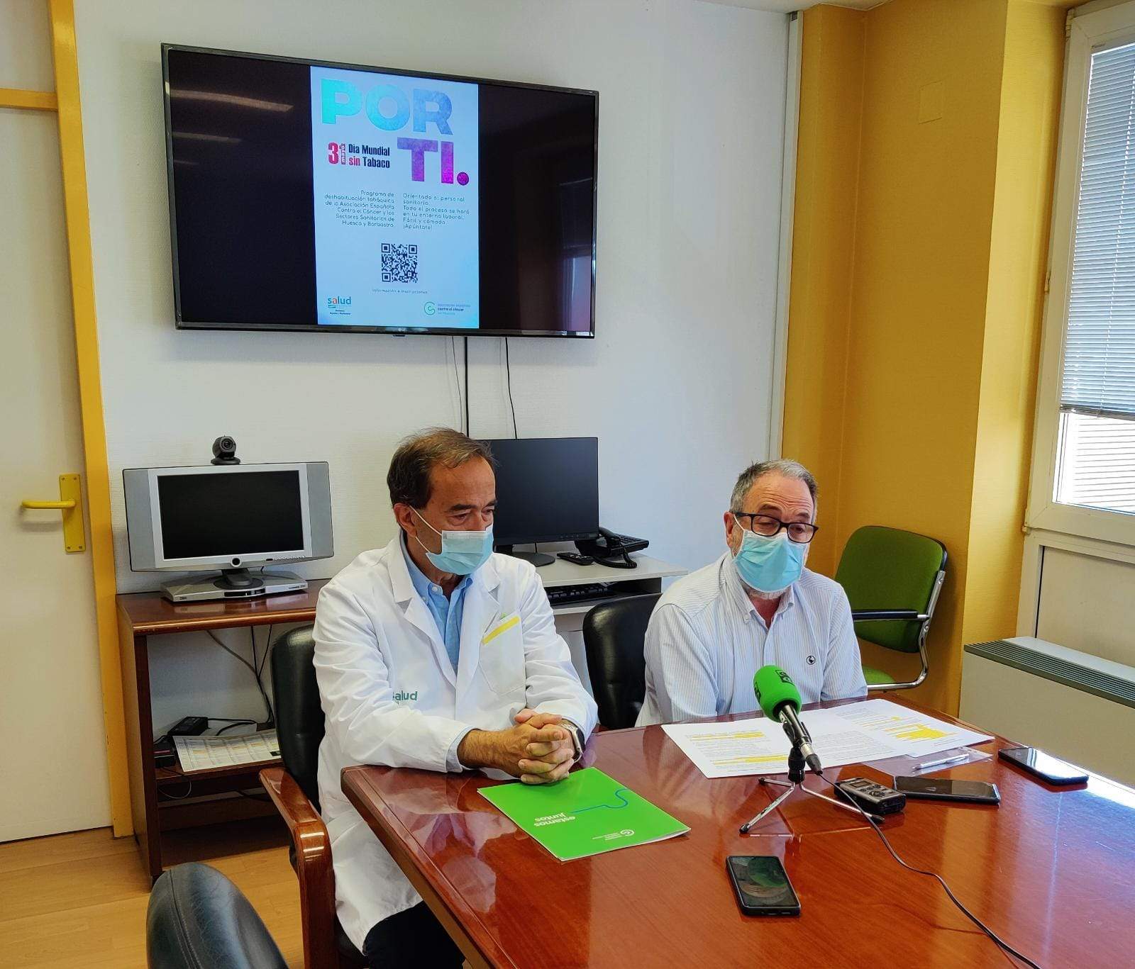 Miguel Zazo y José Manuel Ramón y Cajal. El Hospital San Jorge de Huesca ayudará a sus profesionales sanitarios a dejar de fumar