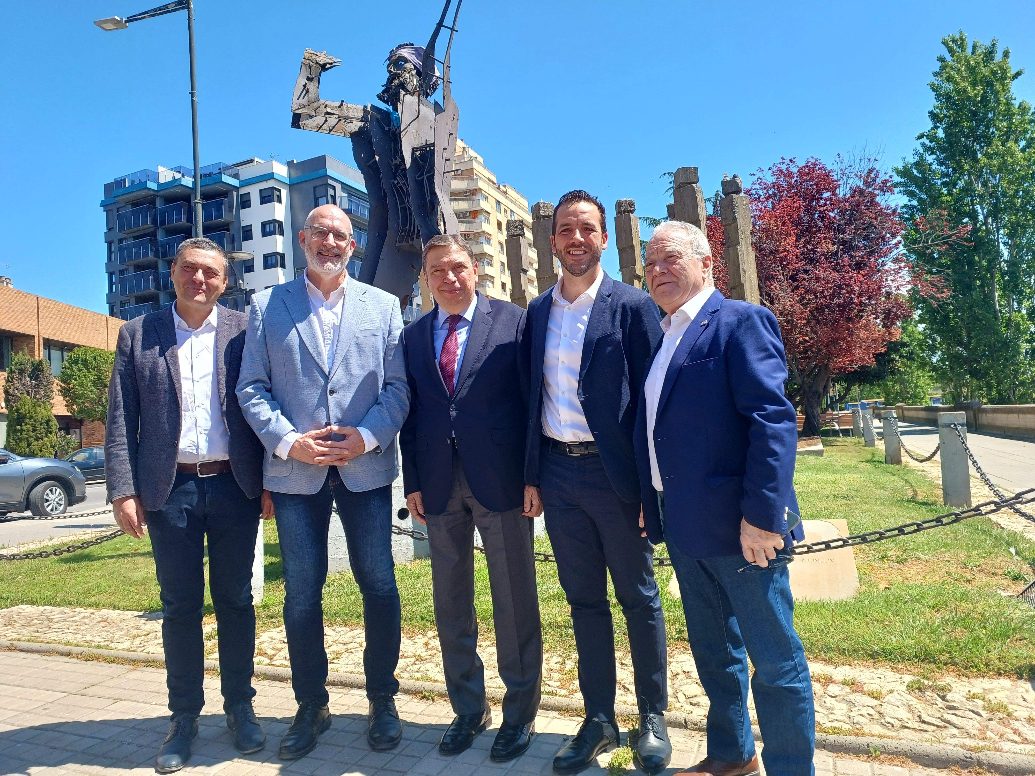 El ministro Planas, dando su apoyo a Álvaro Burrell en Monzón