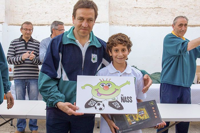 Pablo Blasco con Ignacio Palacio cuando ganó el concurso de la mascota. Foto Alejandro Sanagustín