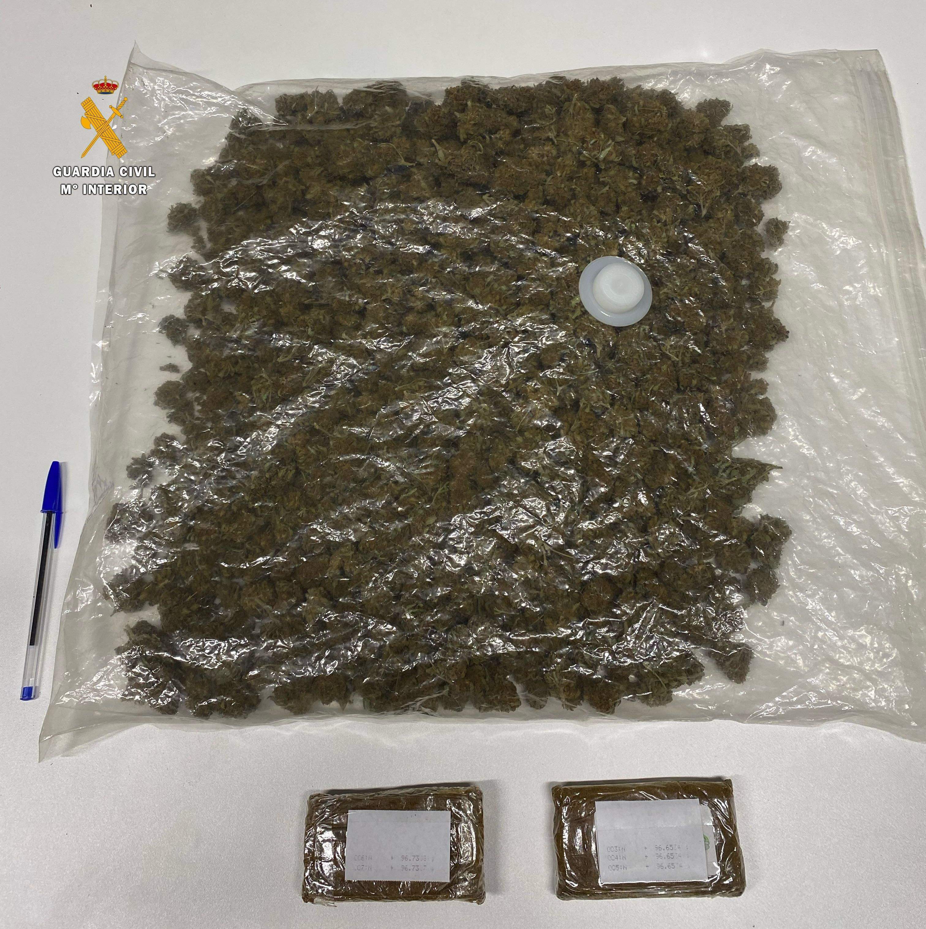 Marihuana y hachís intervenidos.