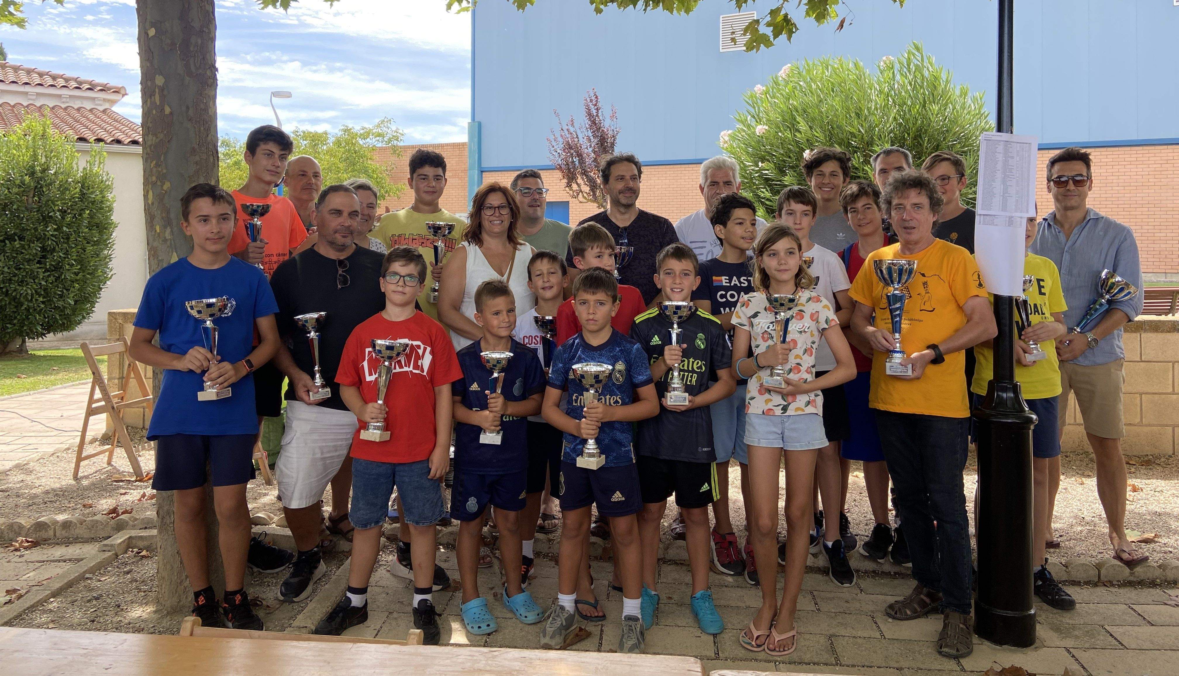 Foto de familia con los ganadores del torneo. 