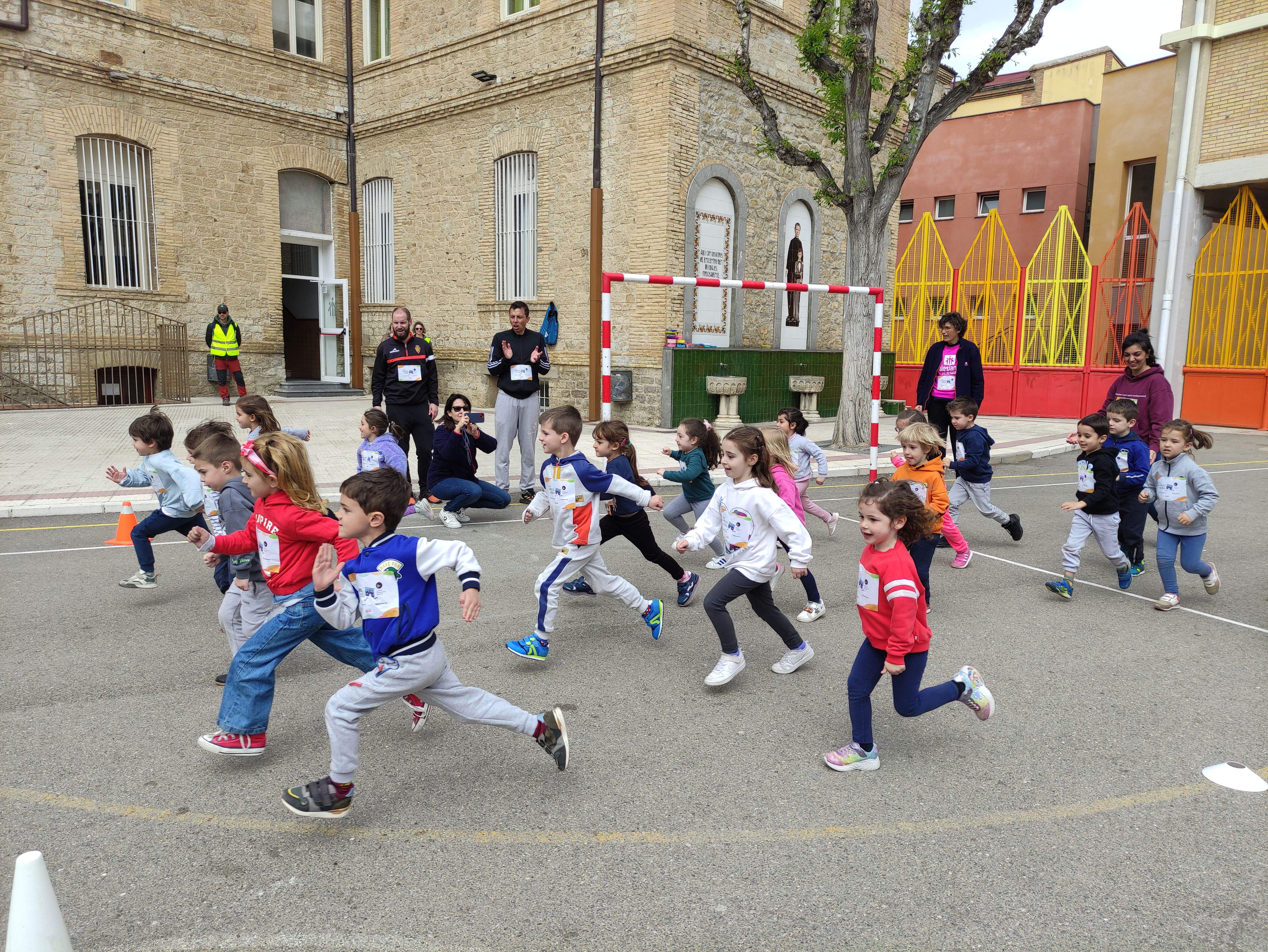 Los niños de Salesianos corren y se sensibilizan sobre la leucemia infantil con La Vuelta al Cole de la Fundación Unoentrecienmil