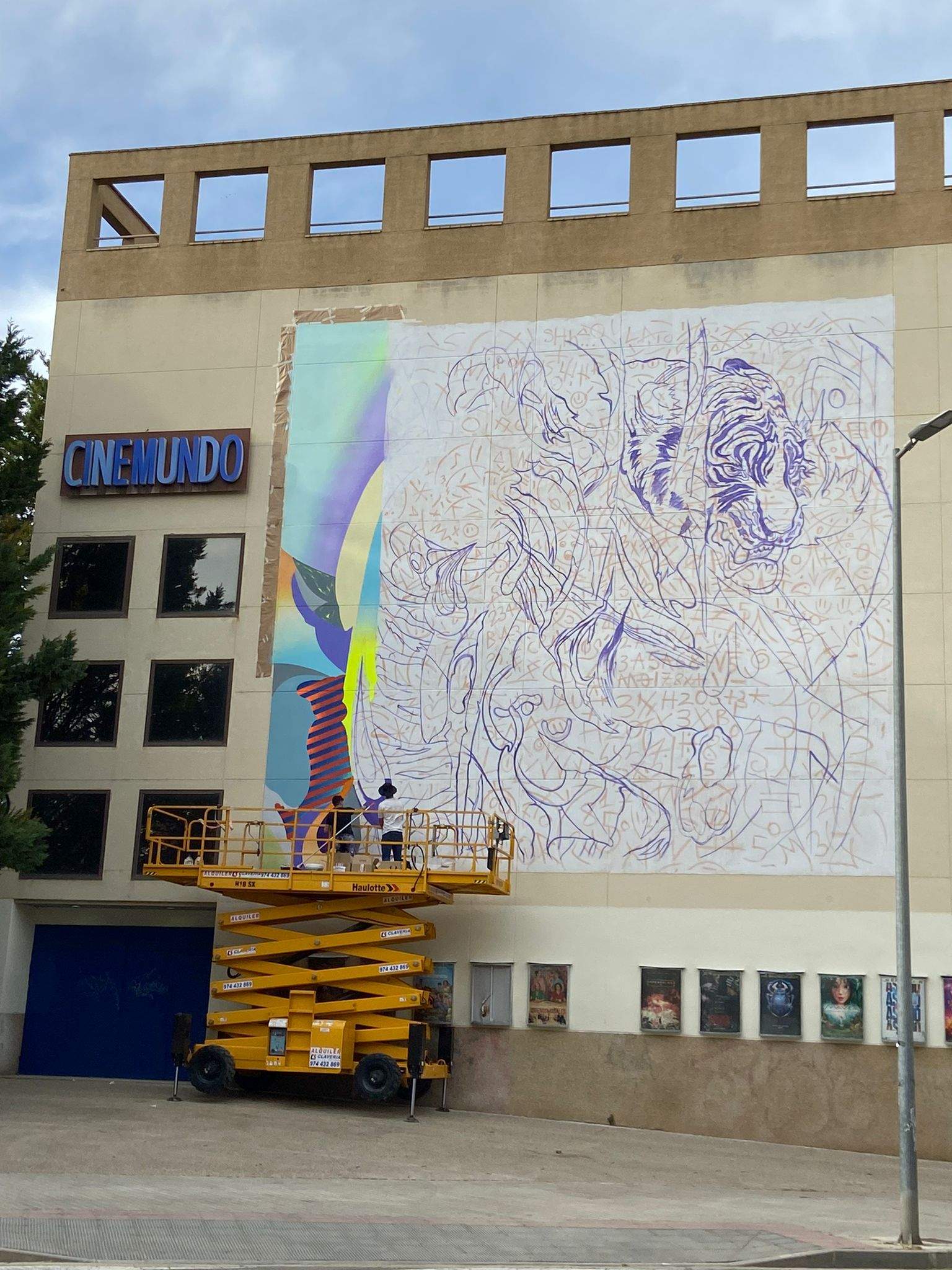 Mural en Cine Mundo. Cinco artistas cambian la imagen del Cinemundo, del Centro Cívico y de la sede de Servicios Generales