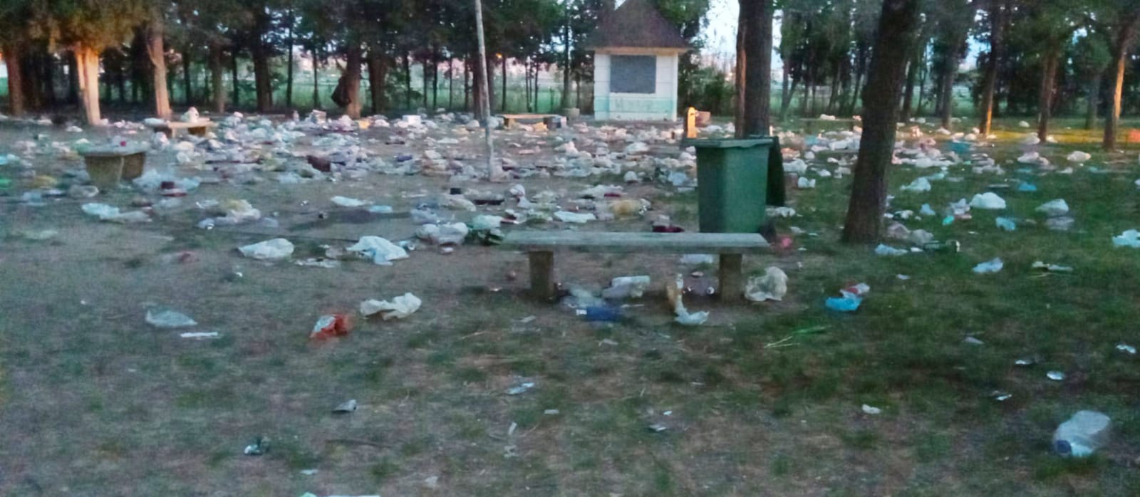 Suciedad tras la fiesta universitaria en Huesca.