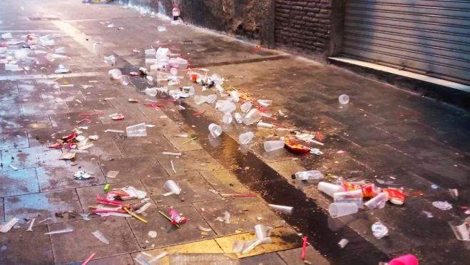 Aspecto de una de las calles de Huesca tras la fiesta. Aspecto de una de las calles de Huesca tras la fiesta.