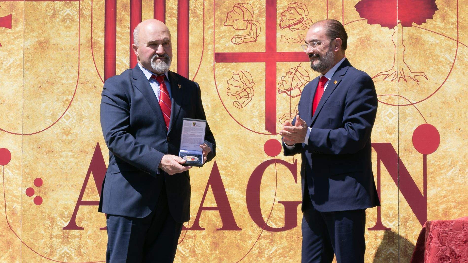  Celebración del Día de Aragón en Huesca. Antonio Betrán recoge la medalla al mérito deportivo del Club Hielo Jaca. Foto: Estela Alcay