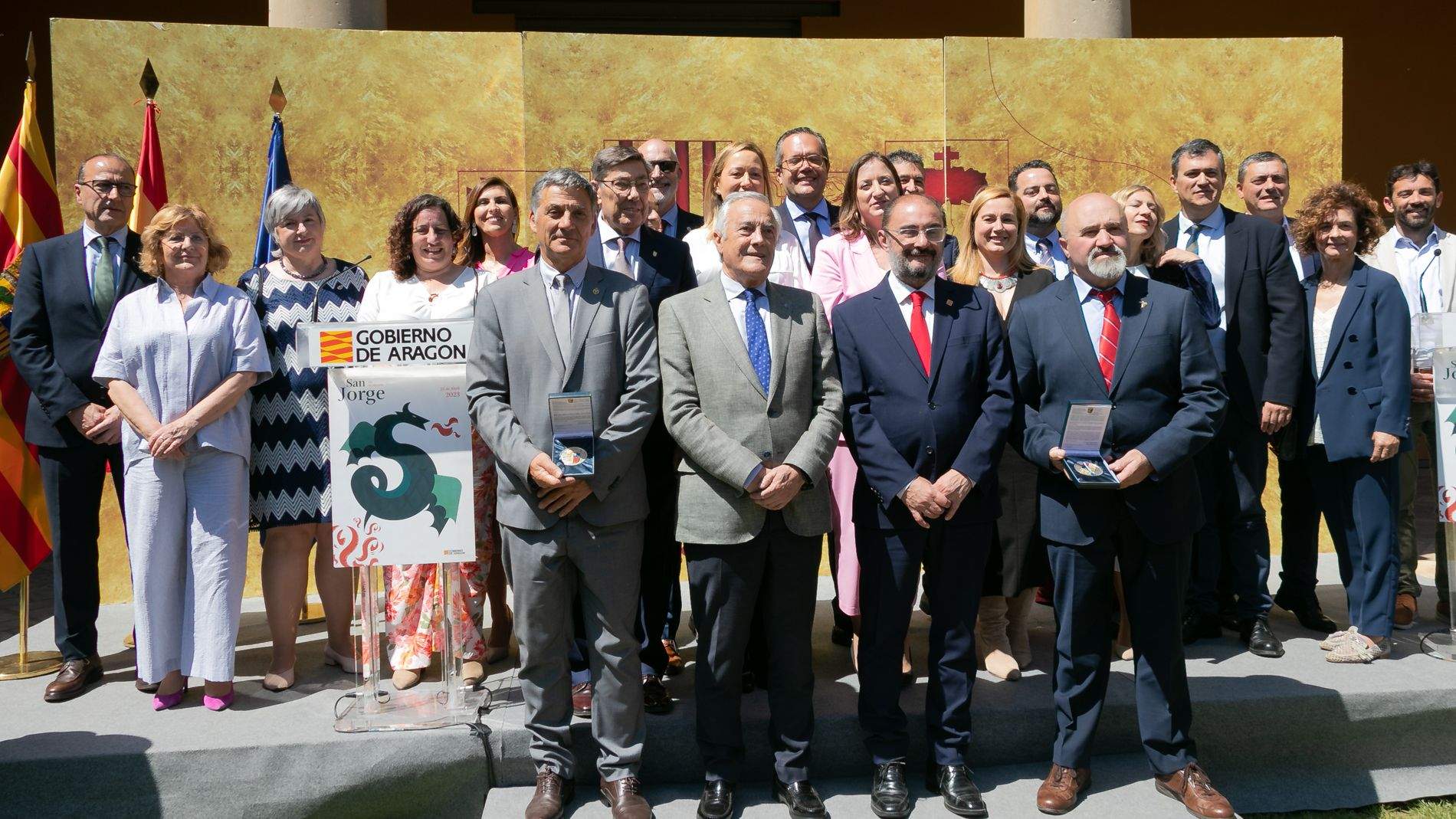 Lambán y Sada, junto con representantes de las Cortes, posan con Ángel Jiménez y Antonio Betrán. Lambán y Sada, junto con representantes de las Cortes, posan con Ángel Jiménez y Antonio Betrán.