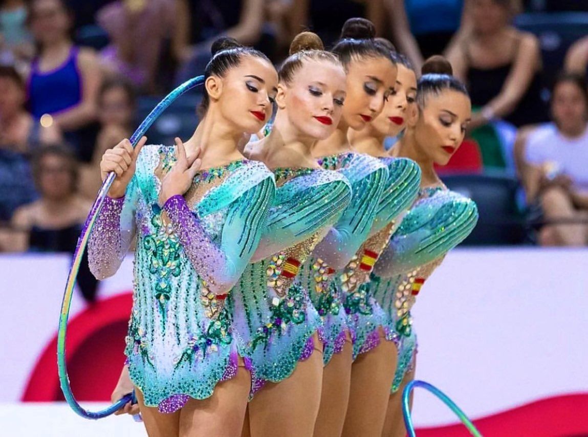 El equipo español, durante su ejercicio de cinco aros.