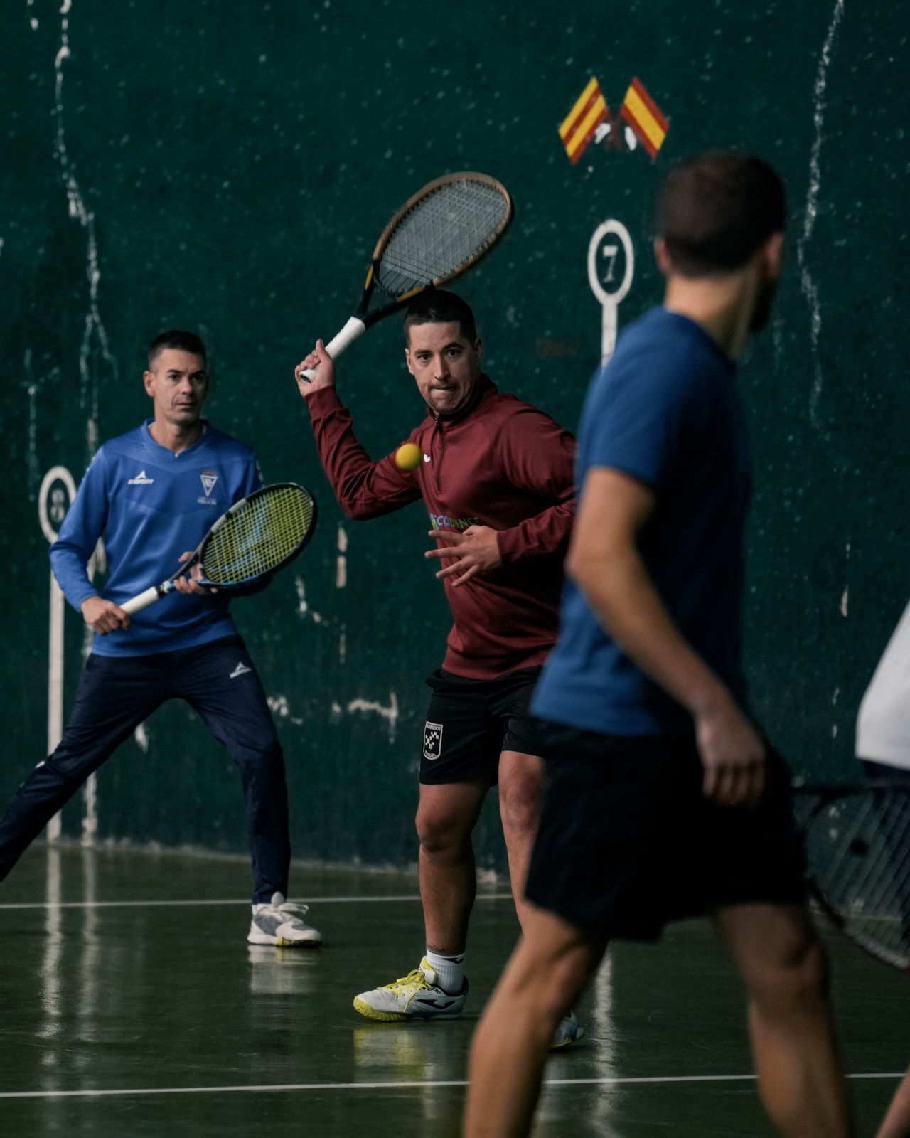 Imagen del pasado torneo de Navidad, con Comín golpeando y Coro a la expectativa.