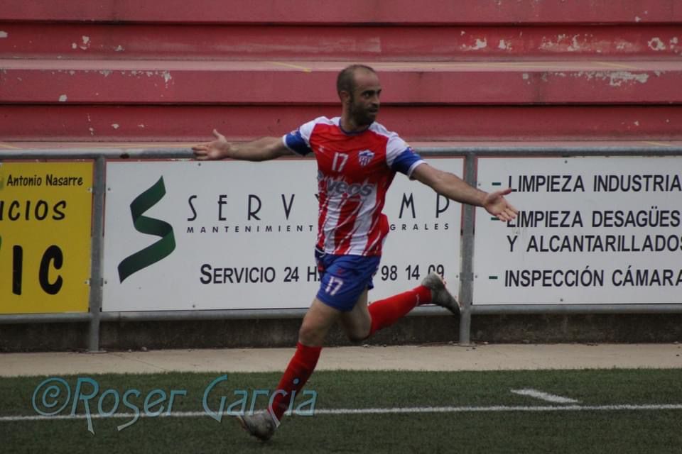 Dani Escolano celebra un gol con el Monzón durante esta pretemporada. Foto: Roser García