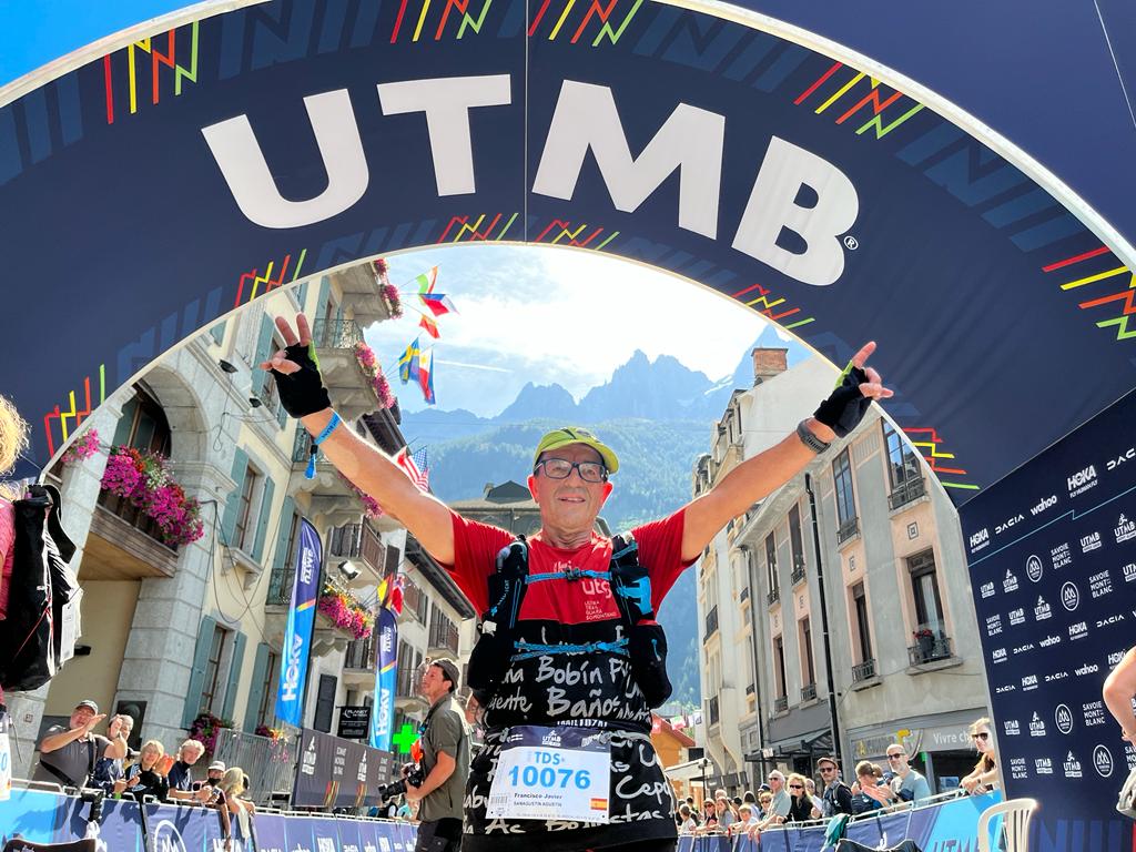 Javier Sanagustín, corredor de Peña Guara, levanta los brazos al llegar a meta.