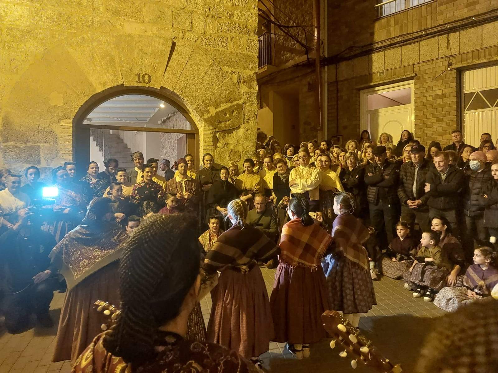 Ronda de Jotas a casa de los novios en la previa al Día de la Faldeta.